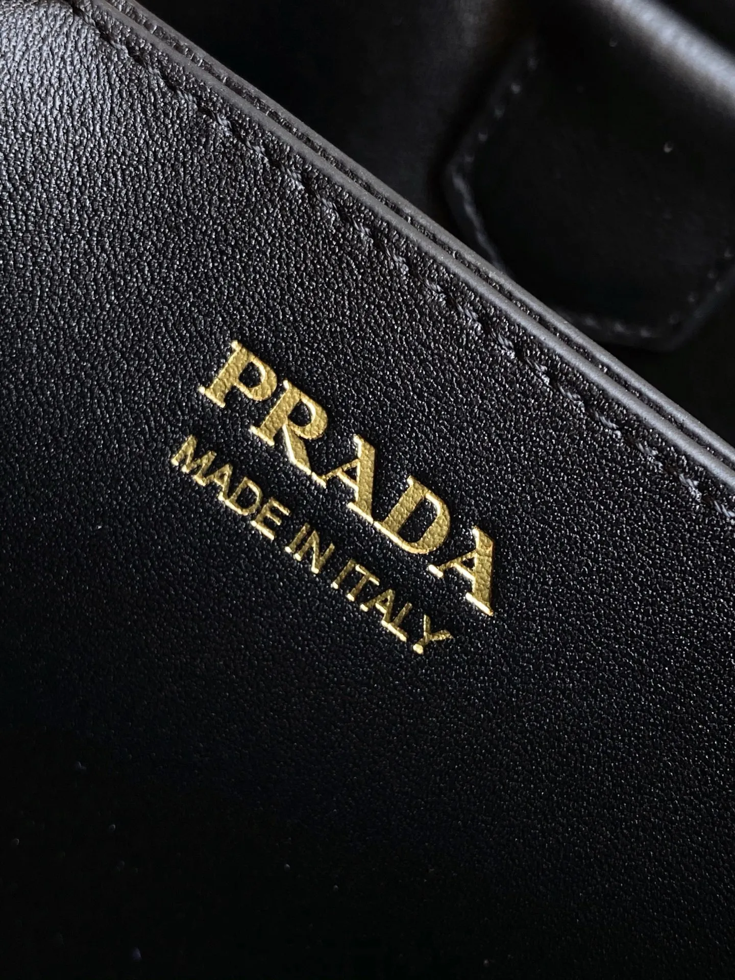 💰1560, new style✨✨ This leather handbag has soft lines and exquisite design, highlighting the classic style and handmade details. Practical and versatile, it features an enameled triangle metal logo for added recognition. Leather handle with 28 cm drop. Detachable keychain. Metal hardware. Enameled triangular metal logo on the front. Magnetic closure. Nappa leather lining with center pocket. Model number: 1BE080. Size: 22.5x21.5x13cm.
