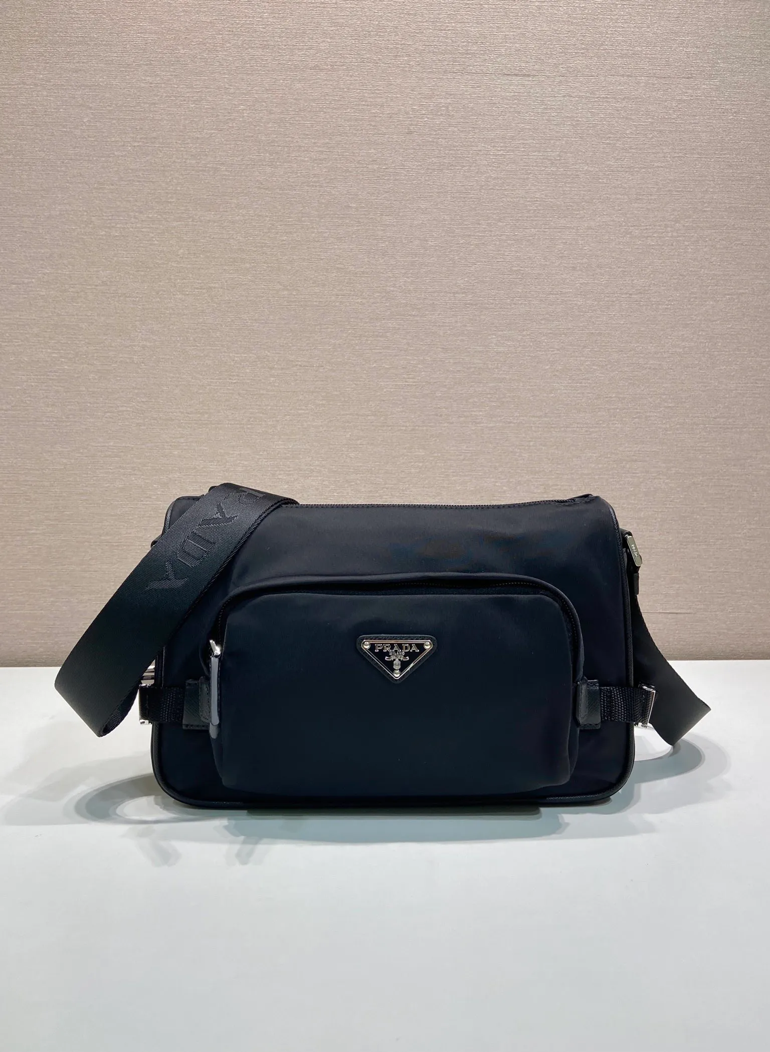 💰1040🎉New Messenger Bag🎉🎉2VH192 Small🎉🎉 The sporty functionality of this shoulder bag is defined by clean lines and practical, modern details. The body of the bag is made of innovative Re-Nylon regenerated nylon material, with Saffiano cow leather details, adding a unique and refined atmosphere. The versatile style combines iconic elements and is decorated with an enameled metal triangle logo. It has a large capacity and is a timeless hot style. Get it now🎉🎉 Length 28x Height 17.5x Bottom 10cm🎉🎉🎉💰💰💰