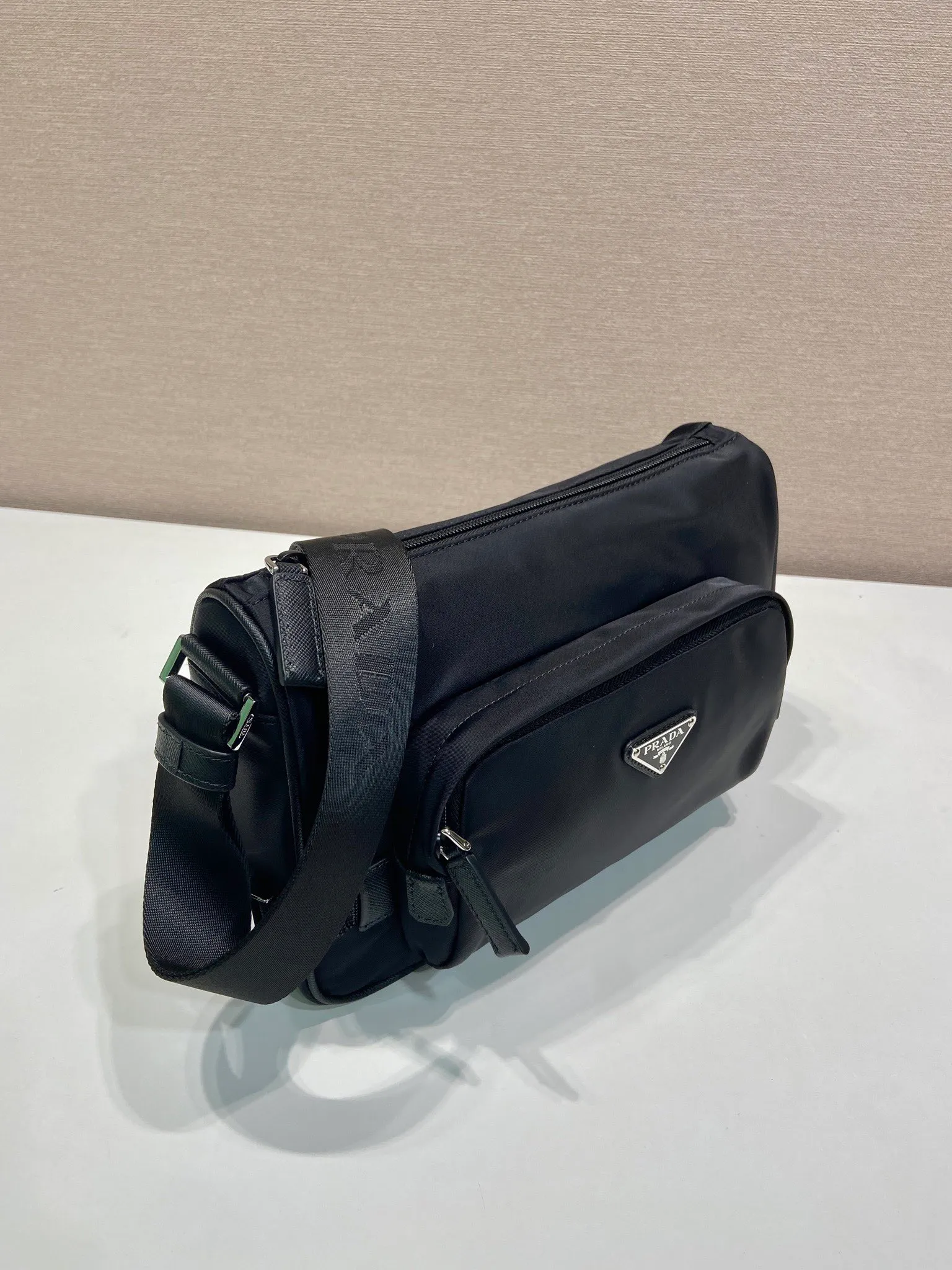 💰1040🎉New Messenger Bag🎉🎉2VH192 Small🎉🎉 The sporty functionality of this shoulder bag is defined by clean lines and practical, modern details. The body of the bag is made of innovative Re-Nylon regenerated nylon material, with Saffiano cow leather details, adding a unique and refined atmosphere. The versatile style combines iconic elements and is decorated with an enameled metal triangle logo. It has a large capacity and is a timeless hot style. Get it now🎉🎉 Length 28x Height 17.5x Bottom 10cm🎉🎉🎉💰💰💰