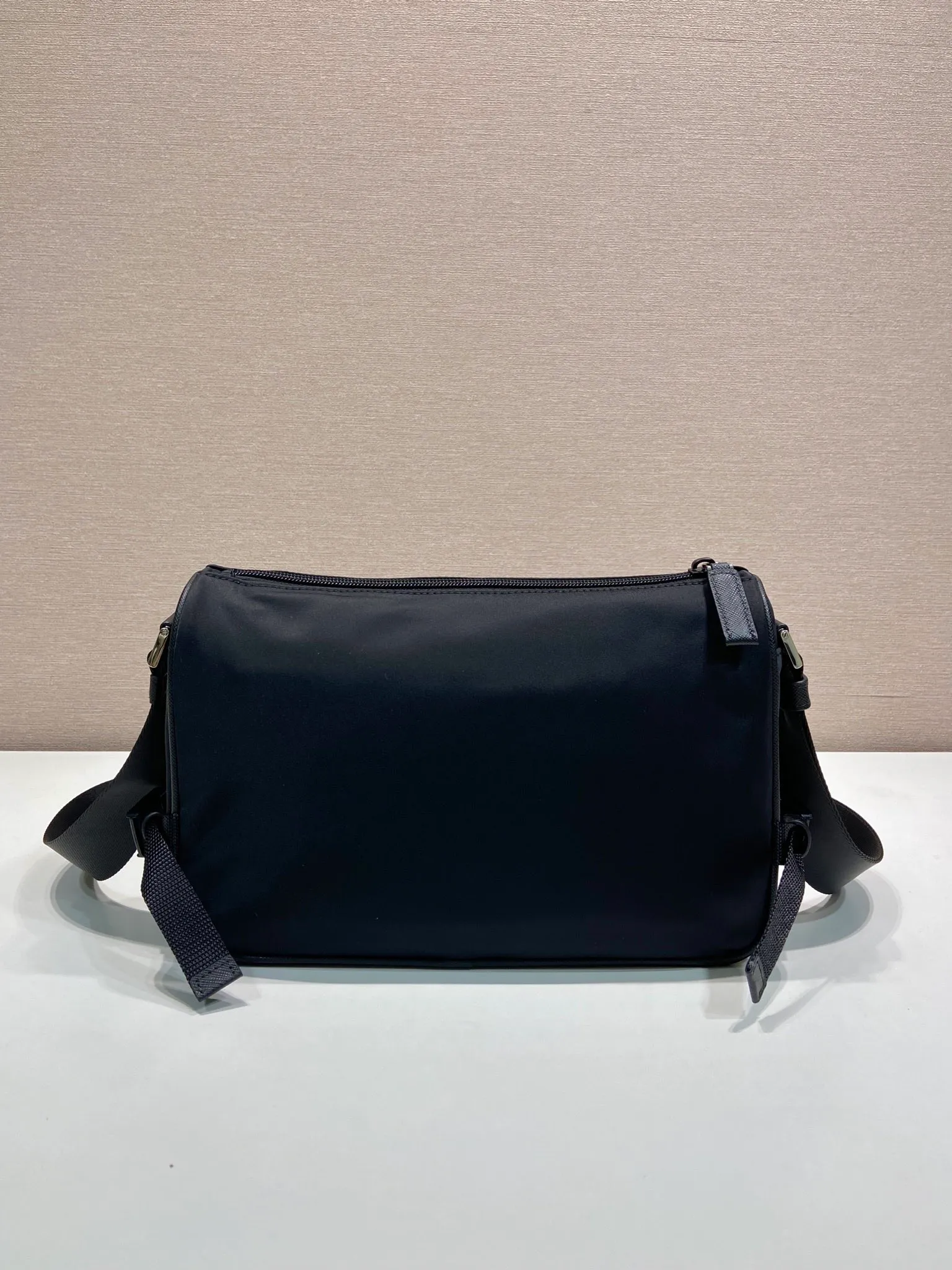 💰1040🎉New Messenger Bag🎉🎉2VH192 Small🎉🎉 The sporty functionality of this shoulder bag is defined by clean lines and practical, modern details. The body of the bag is made of innovative Re-Nylon regenerated nylon material, with Saffiano cow leather details, adding a unique and refined atmosphere. The versatile style combines iconic elements and is decorated with an enameled metal triangle logo. It has a large capacity and is a timeless hot style. Get it now🎉🎉 Length 28x Height 17.5x Bottom 10cm🎉🎉🎉💰💰💰