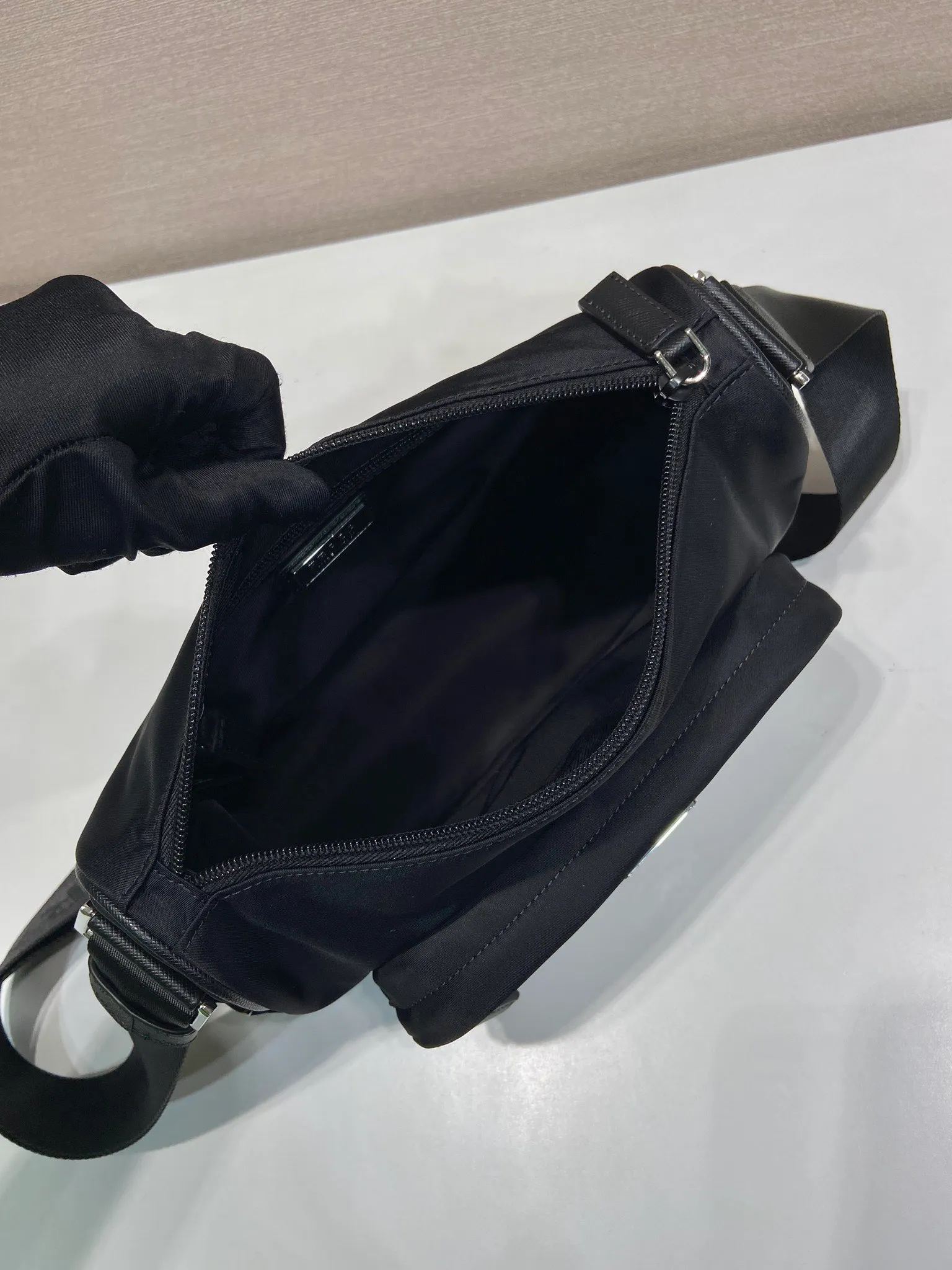 💰1040🎉New Messenger Bag🎉🎉2VH192 Small🎉🎉 The sporty functionality of this shoulder bag is defined by clean lines and practical, modern details. The body of the bag is made of innovative Re-Nylon regenerated nylon material, with Saffiano cow leather details, adding a unique and refined atmosphere. The versatile style combines iconic elements and is decorated with an enameled metal triangle logo. It has a large capacity and is a timeless hot style. Get it now🎉🎉 Length 28x Height 17.5x Bottom 10cm🎉🎉🎉💰💰💰