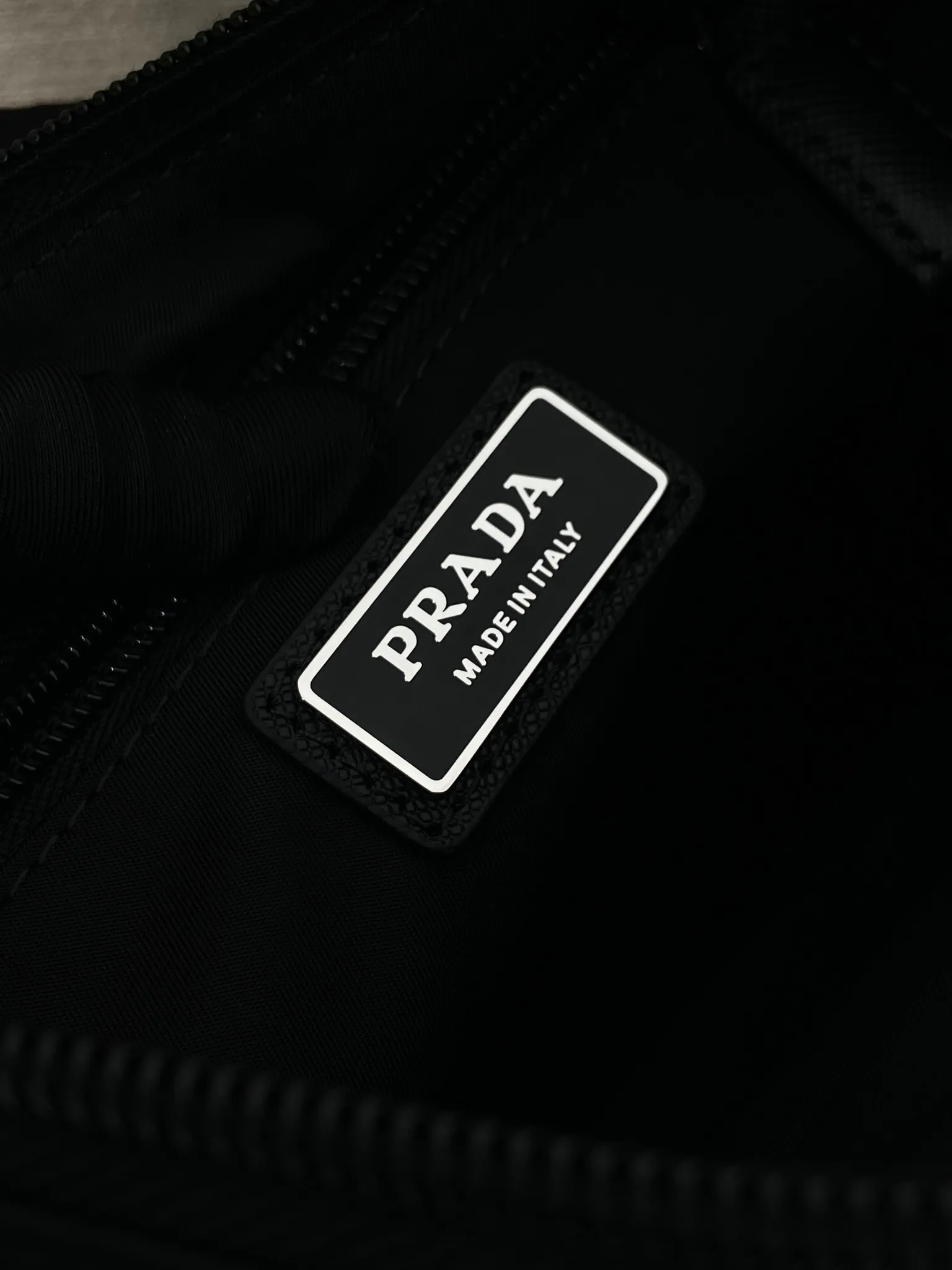 💰1040🎉New Messenger Bag🎉🎉2VH192 Small🎉🎉 The sporty functionality of this shoulder bag is defined by clean lines and practical, modern details. The body of the bag is made of innovative Re-Nylon regenerated nylon material, with Saffiano cow leather details, adding a unique and refined atmosphere. The versatile style combines iconic elements and is decorated with an enameled metal triangle logo. It has a large capacity and is a timeless hot style. Get it now🎉🎉 Length 28x Height 17.5x Bottom 10cm🎉🎉🎉💰💰💰