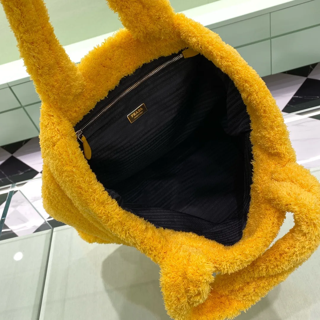 💰1160✨New product launch✨The latest terry fabric tote bag 1BG130 is made of soft terry fabric. Highly recognizable hand-embroidered design. Smart colors and fashionable charm. It is not only practical, light and beautiful. The spacious internal compartment is simply great👏 The new favorite of fashionistas. The perfect details are comparable to the brick cabinet Super 5🌟 Size: 40-34-16cm Yellow