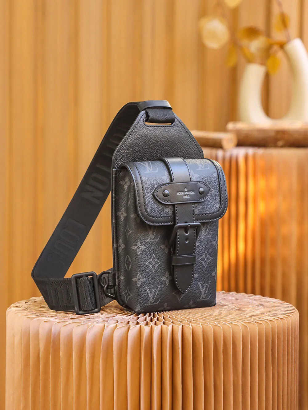 P¥620👉nfc dynamic chip version👈【Top original pure steel hardware】𝐒𝐀𝐔𝐌𝐔𝐑 single shoulder bag #Inspection-free version #m45912 ▪️Size: 13*18*3.5cm▪️ Born in 𝟏𝟗𝟖𝟔, the 𝐒𝐚𝐮𝐦𝐮𝐫 family has added a new member. It is a cool and handsome street shoulder bag that can be used as a shoulder crossbody/chest bag. It has a low-key sense of fashion that is essential for trendy men. It is very fashionable to carry it casually when going out. It is also very versatile for daily casual matching. It has good appearance, is lightweight and portable, and is very suitable for daily wear. The so-called "pin of improvement" in dressing is its appearance!