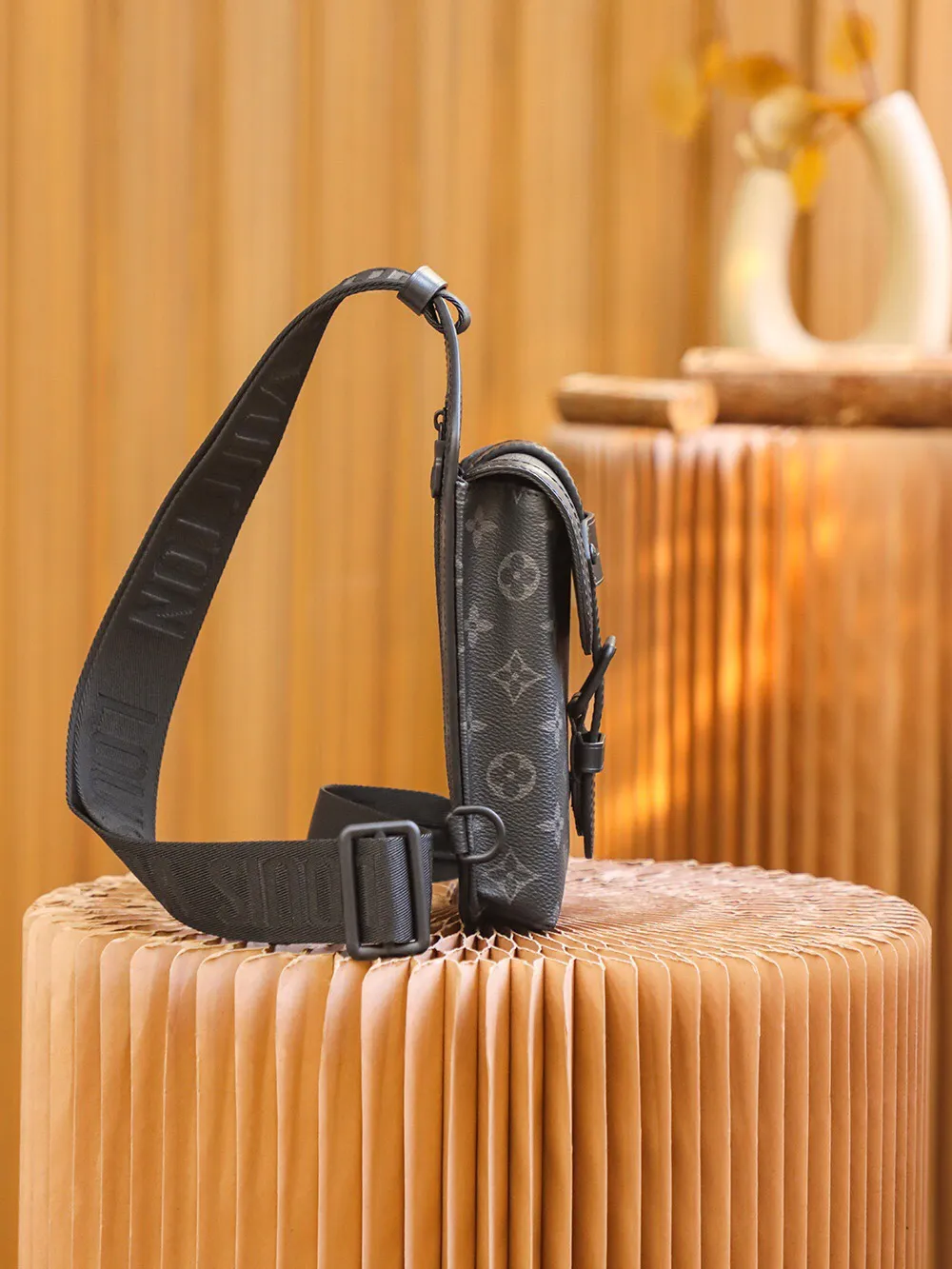 P¥620👉nfc dynamic chip version👈【Top original pure steel hardware】𝐒𝐀𝐔𝐌𝐔𝐑 single shoulder bag #Inspection-free version #m45912 ▪️Size: 13*18*3.5cm▪️ Born in 𝟏𝟗𝟖𝟔, the 𝐒𝐚𝐮𝐦𝐮𝐫 family has added a new member. It is a cool and handsome street shoulder bag that can be used as a shoulder crossbody/chest bag. It has a low-key sense of fashion that is essential for trendy men. It is very fashionable to carry it casually when going out. It is also very versatile for daily casual matching. It has good appearance, is lightweight and portable, and is very suitable for daily wear. The so-called "pin of improvement" in dressing is its appearance!