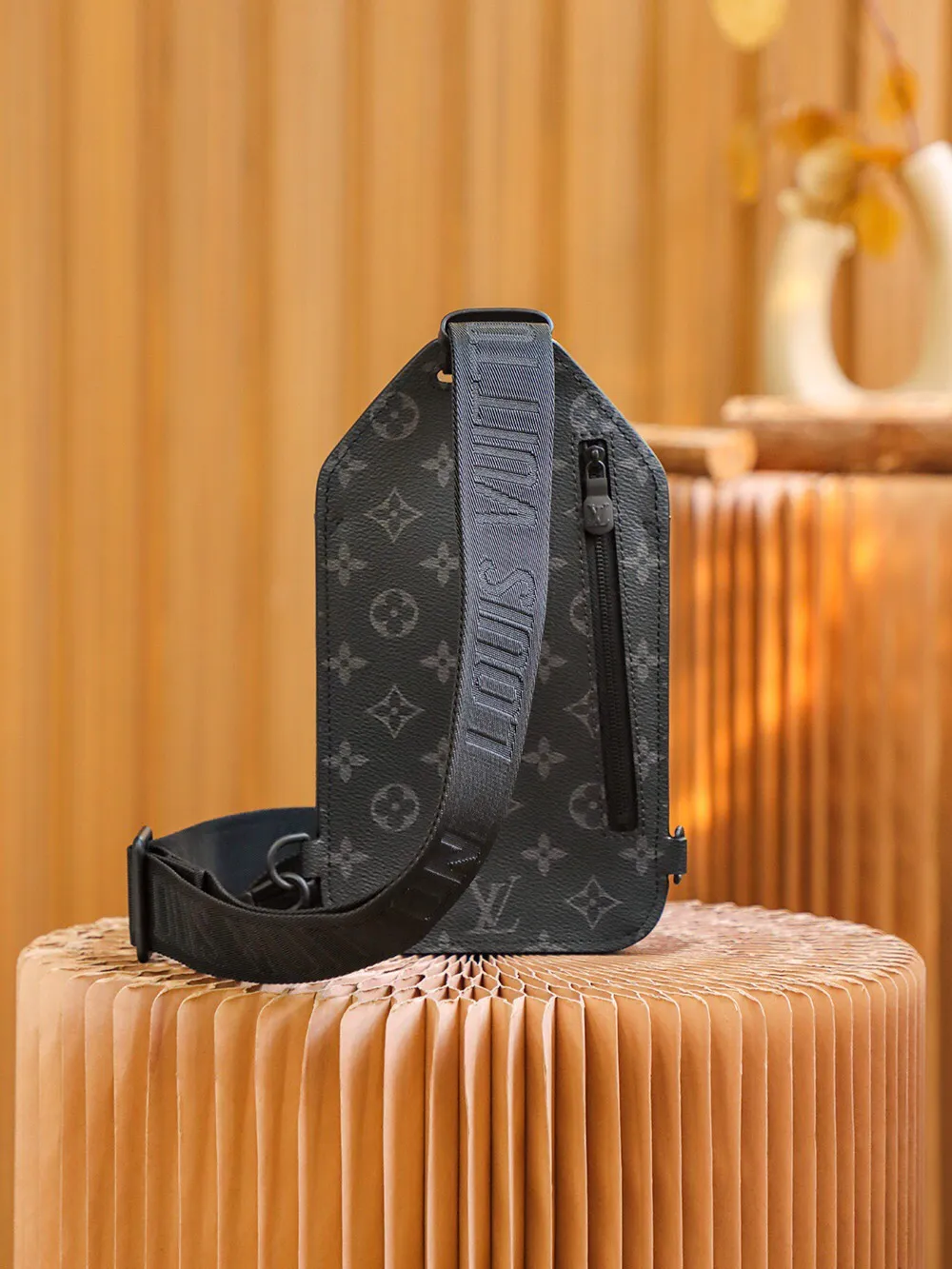 P¥620👉nfc dynamic chip version👈【Top original pure steel hardware】𝐒𝐀𝐔𝐌𝐔𝐑 single shoulder bag #Inspection-free version #m45912 ▪️Size: 13*18*3.5cm▪️ Born in 𝟏𝟗𝟖𝟔, the 𝐒𝐚𝐮𝐦𝐮𝐫 family has added a new member. It is a cool and handsome street shoulder bag that can be used as a shoulder crossbody/chest bag. It has a low-key sense of fashion that is essential for trendy men. It is very fashionable to carry it casually when going out. It is also very versatile for daily casual matching. It has good appearance, is lightweight and portable, and is very suitable for daily wear. The so-called "pin of improvement" in dressing is its appearance!