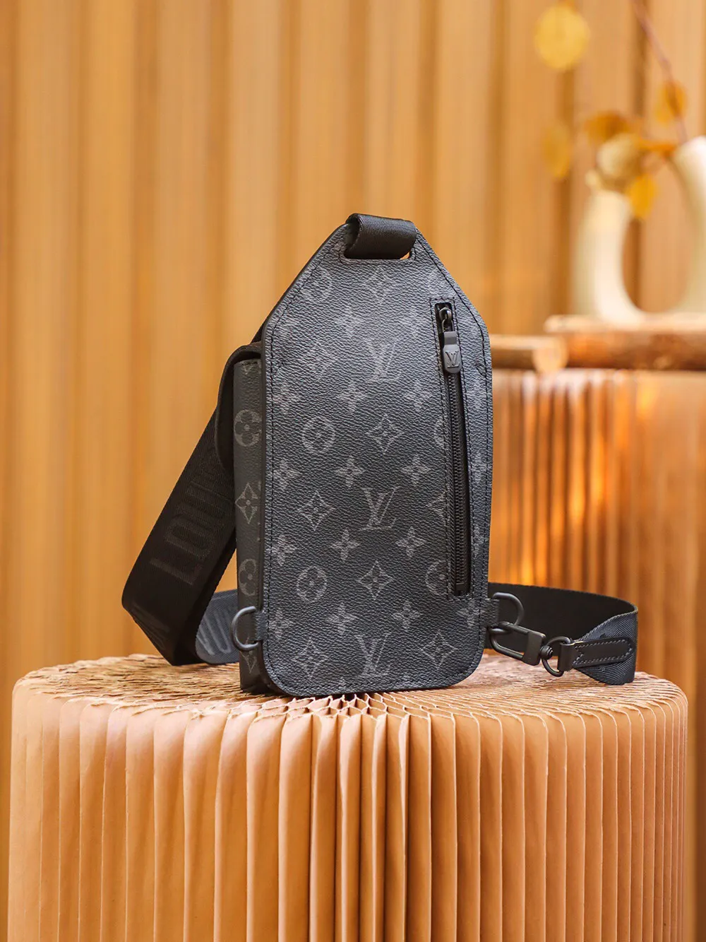 P¥620👉nfc dynamic chip version👈【Top original pure steel hardware】𝐒𝐀𝐔𝐌𝐔𝐑 single shoulder bag #Inspection-free version #m45912 ▪️Size: 13*18*3.5cm▪️ Born in 𝟏𝟗𝟖𝟔, the 𝐒𝐚𝐮𝐦𝐮𝐫 family has added a new member. It is a cool and handsome street shoulder bag that can be used as a shoulder crossbody/chest bag. It has a low-key sense of fashion that is essential for trendy men. It is very fashionable to carry it casually when going out. It is also very versatile for daily casual matching. It has good appearance, is lightweight and portable, and is very suitable for daily wear. The so-called "pin of improvement" in dressing is its appearance!