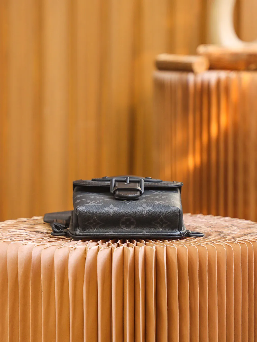 P¥620👉nfc dynamic chip version👈【Top original pure steel hardware】𝐒𝐀𝐔𝐌𝐔𝐑 single shoulder bag #Inspection-free version #m45912 ▪️Size: 13*18*3.5cm▪️ Born in 𝟏𝟗𝟖𝟔, the 𝐒𝐚𝐮𝐦𝐮𝐫 family has added a new member. It is a cool and handsome street shoulder bag that can be used as a shoulder crossbody/chest bag. It has a low-key sense of fashion that is essential for trendy men. It is very fashionable to carry it casually when going out. It is also very versatile for daily casual matching. It has good appearance, is lightweight and portable, and is very suitable for daily wear. The so-called "pin of improvement" in dressing is its appearance!