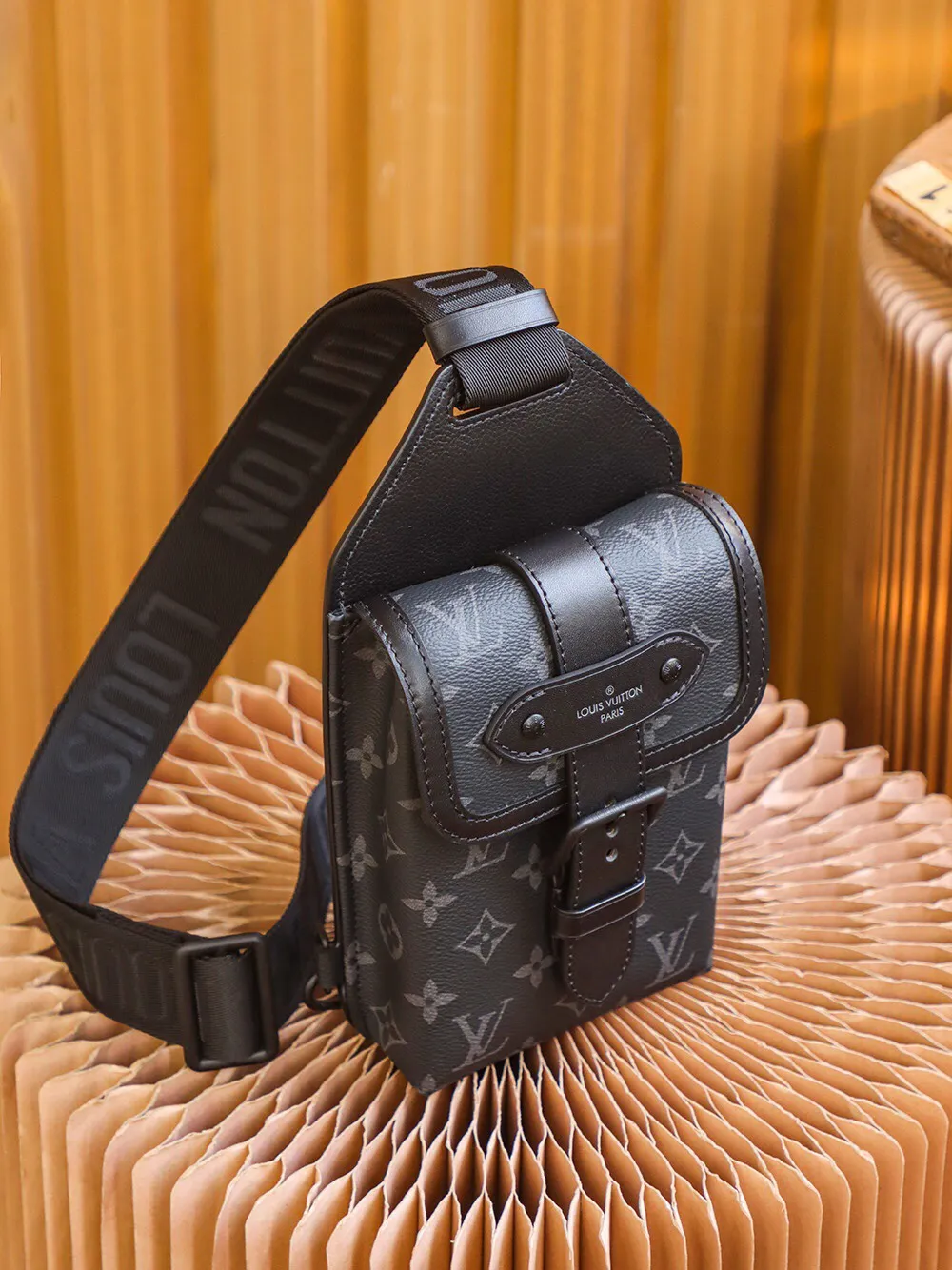 P¥620👉nfc dynamic chip version👈【Top original pure steel hardware】𝐒𝐀𝐔𝐌𝐔𝐑 single shoulder bag #Inspection-free version #m45912 ▪️Size: 13*18*3.5cm▪️ Born in 𝟏𝟗𝟖𝟔, the 𝐒𝐚𝐮𝐦𝐮𝐫 family has added a new member. It is a cool and handsome street shoulder bag that can be used as a shoulder crossbody/chest bag. It has a low-key sense of fashion that is essential for trendy men. It is very fashionable to carry it casually when going out. It is also very versatile for daily casual matching. It has good appearance, is lightweight and portable, and is very suitable for daily wear. The so-called "pin of improvement" in dressing is its appearance!