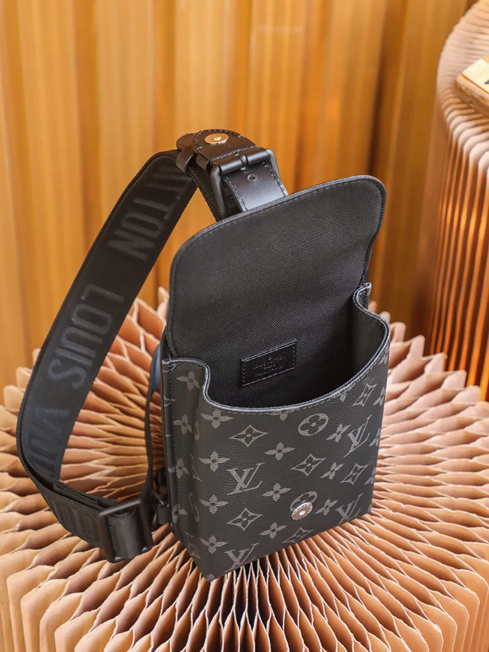P¥620👉nfc dynamic chip version👈【Top original pure steel hardware】𝐒𝐀𝐔𝐌𝐔𝐑 single shoulder bag #Inspection-free version #m45912 ▪️Size: 13*18*3.5cm▪️ Born in 𝟏𝟗𝟖𝟔, the 𝐒𝐚𝐮𝐦𝐮𝐫 family has added a new member. It is a cool and handsome street shoulder bag that can be used as a shoulder crossbody/chest bag. It has a low-key sense of fashion that is essential for trendy men. It is very fashionable to carry it casually when going out. It is also very versatile for daily casual matching. It has good appearance, is lightweight and portable, and is very suitable for daily wear. The so-called "pin of improvement" in dressing is its appearance!