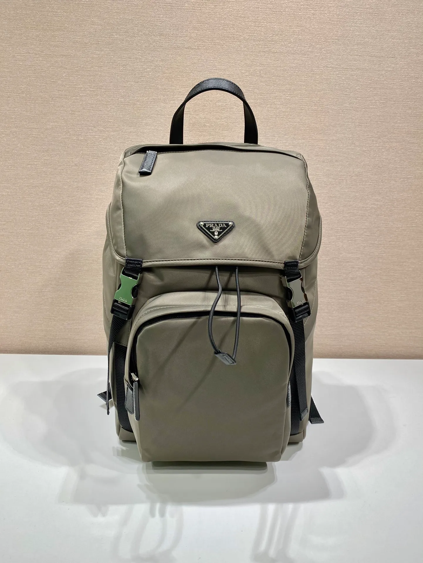 💰1320🎉Exclusive debut🎉2VZ135 backpack🎉🎉New color🎉This nylon backpack is decorated with Saffiano leather trim, creating a unique style with creativity and technology. Multiple pockets and a technical padded back are design features. A new style among classics, fashionable and elegant👍👍Another classic that will never go out of style👏👏Length 27xHeight 45xBottom 17cm👏