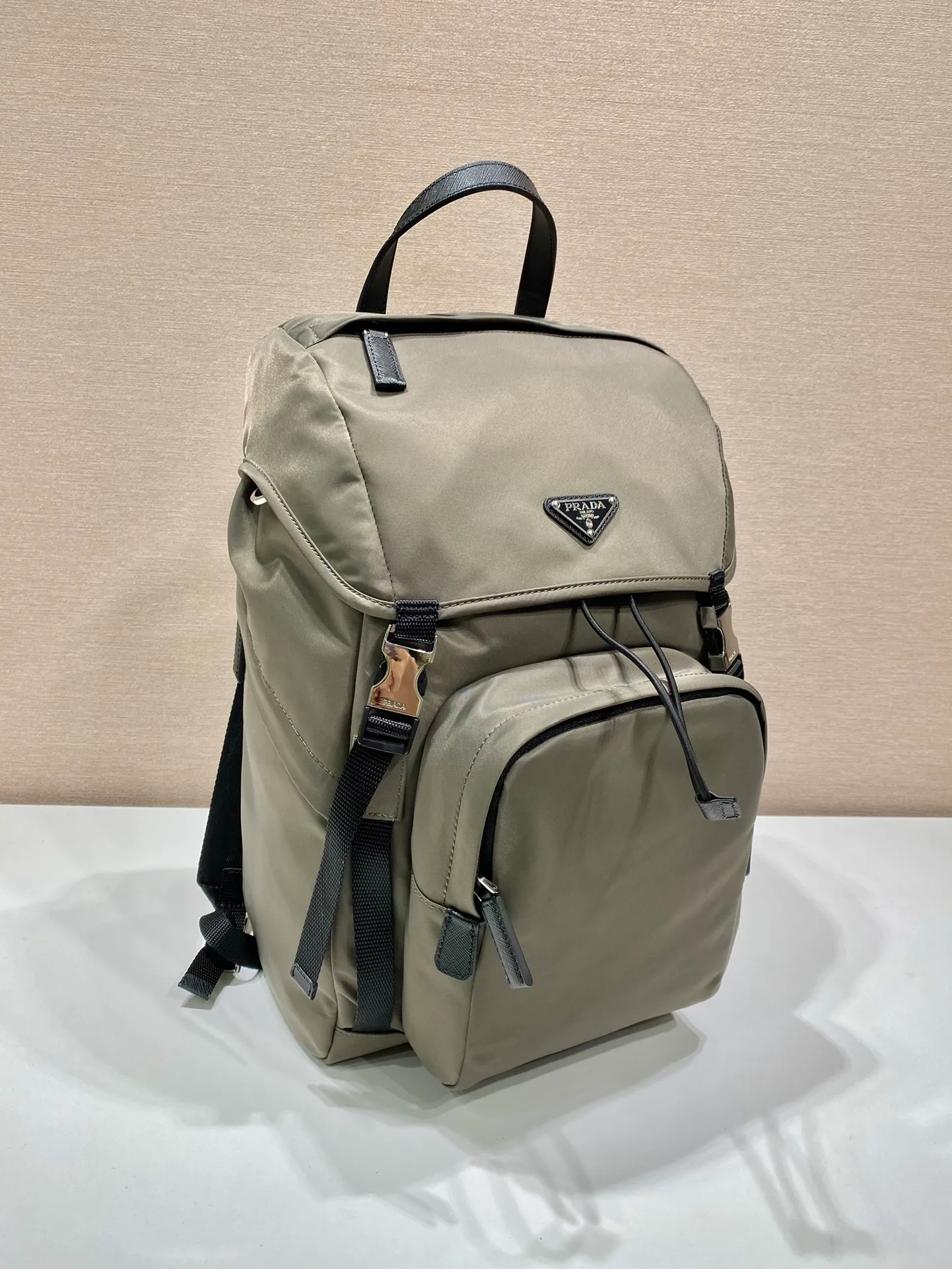 💰1320🎉Exclusive debut🎉2VZ135 backpack🎉🎉New color🎉This nylon backpack is decorated with Saffiano leather trim, creating a unique style with creativity and technology. Multiple pockets and a technical padded back are design features. A new style among classics, fashionable and elegant👍👍Another classic that will never go out of style👏👏Length 27xHeight 45xBottom 17cm👏