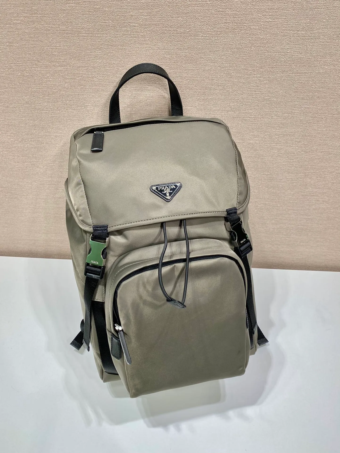 💰1320🎉Exclusive debut🎉2VZ135 backpack🎉🎉New color🎉This nylon backpack is decorated with Saffiano leather trim, creating a unique style with creativity and technology. Multiple pockets and a technical padded back are design features. A new style among classics, fashionable and elegant👍👍Another classic that will never go out of style👏👏Length 27xHeight 45xBottom 17cm👏