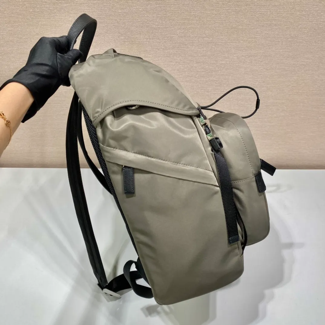 💰1320🎉Exclusive debut🎉2VZ135 backpack🎉🎉New color🎉This nylon backpack is decorated with Saffiano leather trim, creating a unique style with creativity and technology. Multiple pockets and a technical padded back are design features. A new style among classics, fashionable and elegant👍👍Another classic that will never go out of style👏👏Length 27xHeight 45xBottom 17cm👏