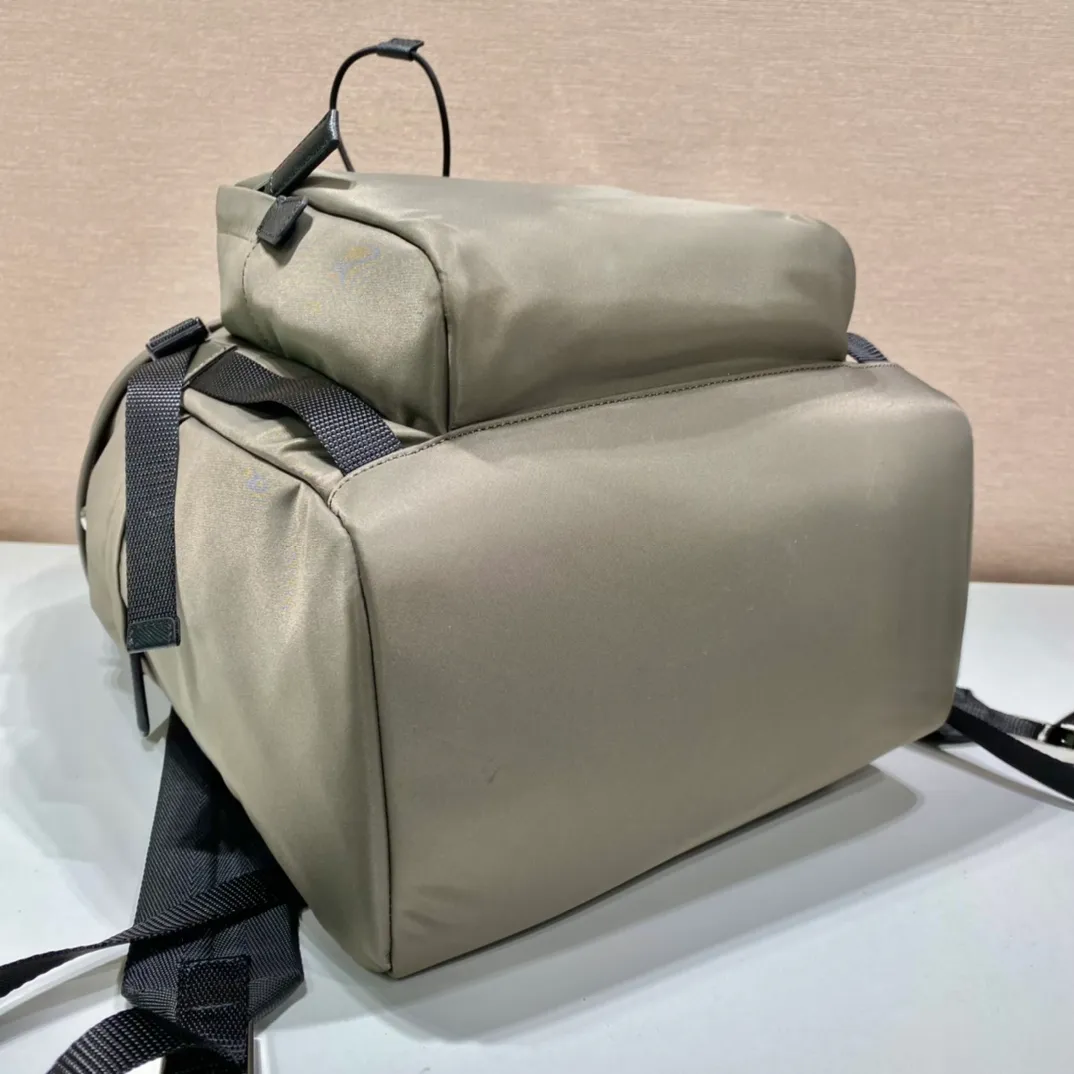 💰1320🎉Exclusive debut🎉2VZ135 backpack🎉🎉New color🎉This nylon backpack is decorated with Saffiano leather trim, creating a unique style with creativity and technology. Multiple pockets and a technical padded back are design features. A new style among classics, fashionable and elegant👍👍Another classic that will never go out of style👏👏Length 27xHeight 45xBottom 17cm👏