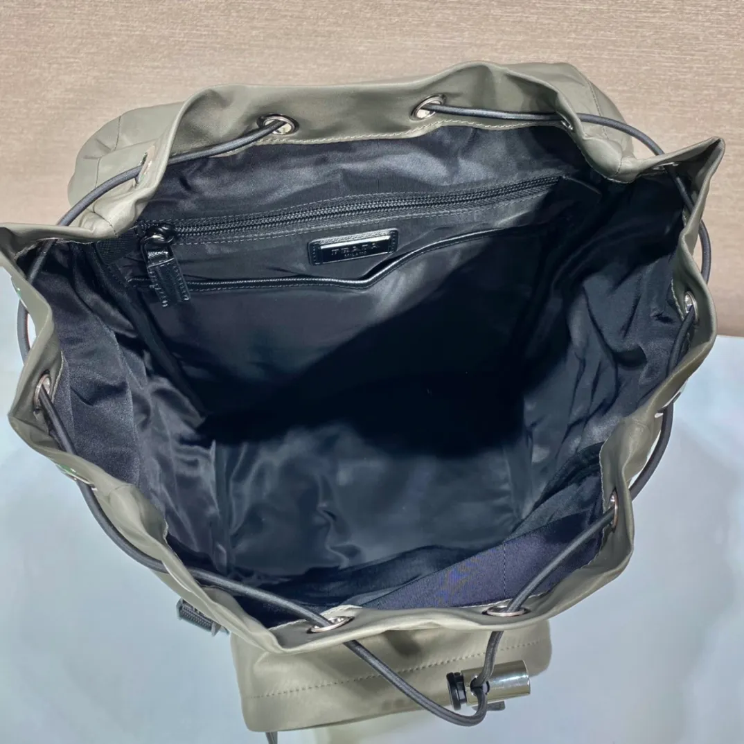 💰1320🎉Exclusive debut🎉2VZ135 backpack🎉🎉New color🎉This nylon backpack is decorated with Saffiano leather trim, creating a unique style with creativity and technology. Multiple pockets and a technical padded back are design features. A new style among classics, fashionable and elegant👍👍Another classic that will never go out of style👏👏Length 27xHeight 45xBottom 17cm👏