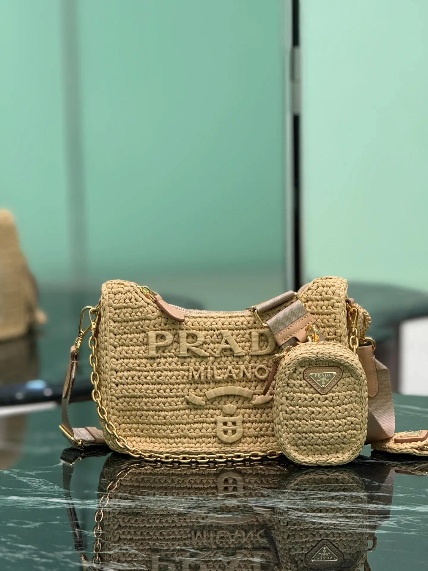 💰1700✨New product launch✨ hobo three-in-one weaving Made of top-quality raffia, handmade with smart colors and fashionable charm. Hand-woven logo on the front, with coin pouch, detachable chain and adjustable shoulder strap, not only practical, lightweight but also beautiful. Size: 22-18-6cm Model: 1BH204 embossed weaving