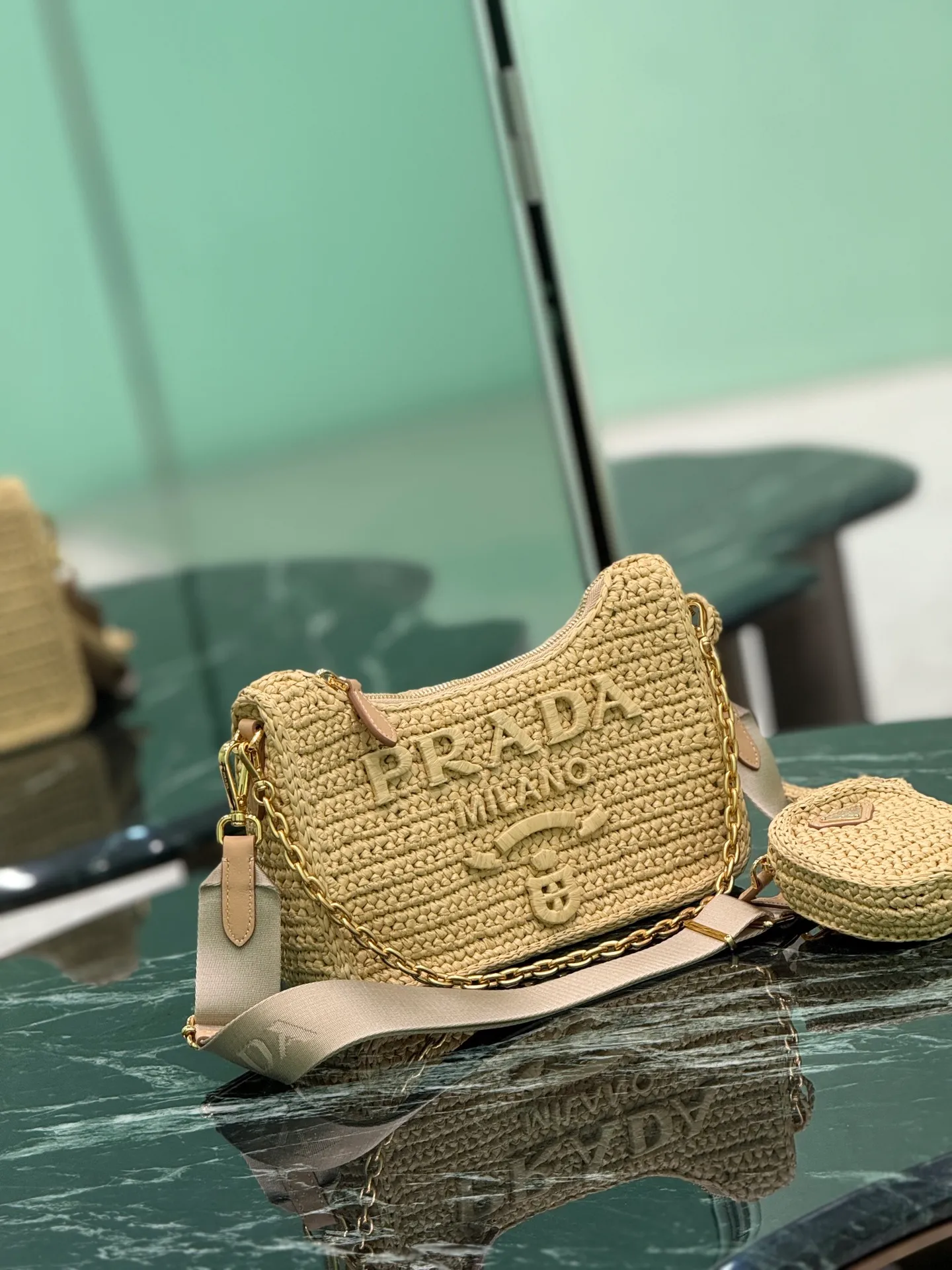 💰1700✨New product launch✨ hobo three-in-one weaving Made of top-quality raffia, handmade with smart colors and fashionable charm. Hand-woven logo on the front, with coin pouch, detachable chain and adjustable shoulder strap, not only practical, lightweight but also beautiful. Size: 22-18-6cm Model: 1BH204 embossed weaving