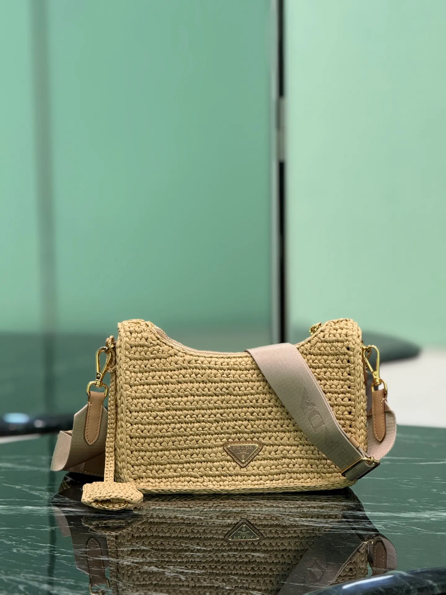 💰1700✨New product launch✨ hobo three-in-one weaving Made of top-quality raffia, handmade with smart colors and fashionable charm. Hand-woven logo on the front, with coin pouch, detachable chain and adjustable shoulder strap, not only practical, lightweight but also beautiful. Size: 22-18-6cm Model: 1BH204 embossed weaving
