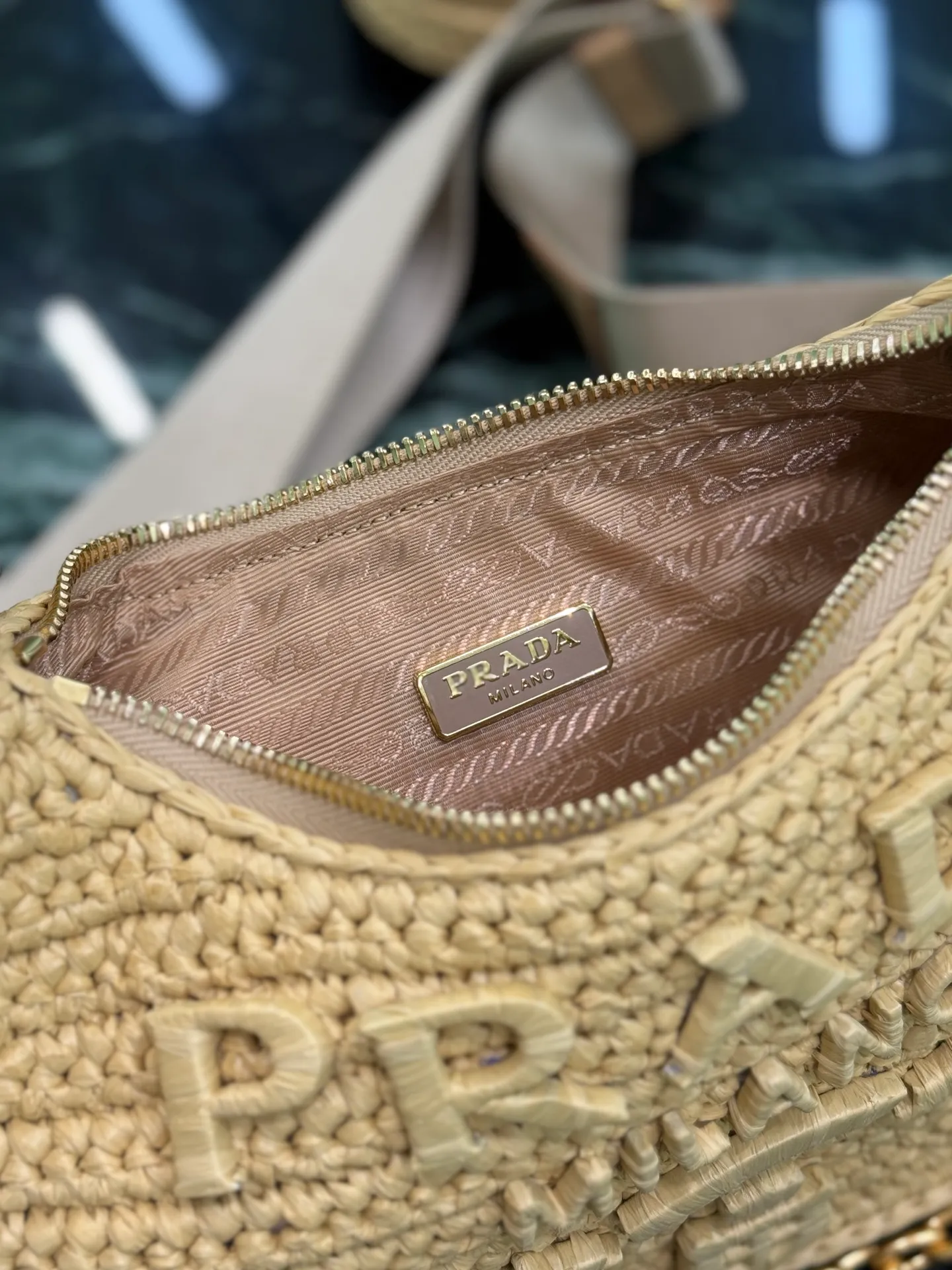💰1700✨New product launch✨ hobo three-in-one weaving Made of top-quality raffia, handmade with smart colors and fashionable charm. Hand-woven logo on the front, with coin pouch, detachable chain and adjustable shoulder strap, not only practical, lightweight but also beautiful. Size: 22-18-6cm Model: 1BH204 embossed weaving