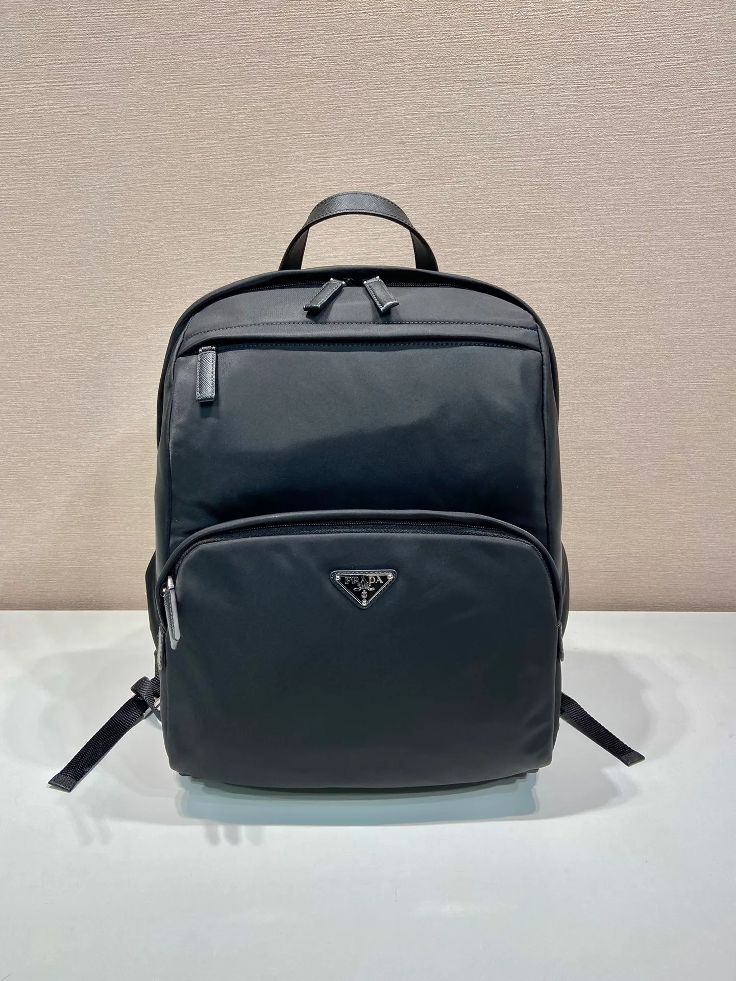 💰1320, a new backpack from P family, 2VZ104 triangle logo 👏👏Original item, nylon material, adjustable strap, fabric Saffiano leather handle on the back, zipper closure, two zippered outer pockets, nylon lining, one zippered inner pocket and one pocket sewn to the inner wall. 🎉🎉🎉Length 30×Height 39×Bottom 15cm👍👍👍