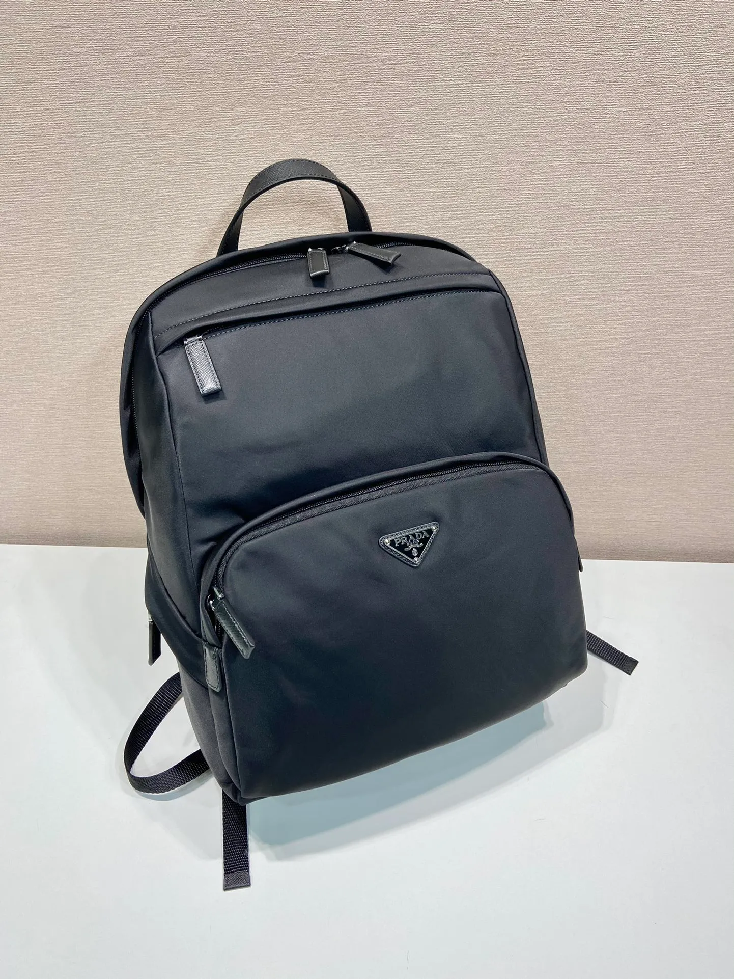 💰1320, a new backpack from P family, 2VZ104 triangle logo 👏👏Original item, nylon material, adjustable strap, fabric Saffiano leather handle on the back, zipper closure, two zippered outer pockets, nylon lining, one zippered inner pocket and one pocket sewn to the inner wall. 🎉🎉🎉Length 30×Height 39×Bottom 15cm👍👍👍