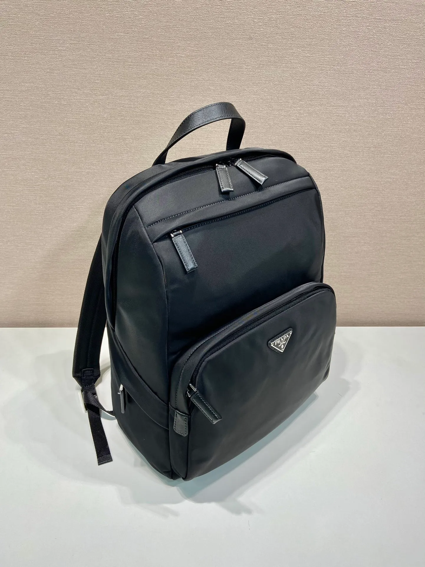💰1320, a new backpack from P family, 2VZ104 triangle logo 👏👏Original item, nylon material, adjustable strap, fabric Saffiano leather handle on the back, zipper closure, two zippered outer pockets, nylon lining, one zippered inner pocket and one pocket sewn to the inner wall. 🎉🎉🎉Length 30×Height 39×Bottom 15cm👍👍👍