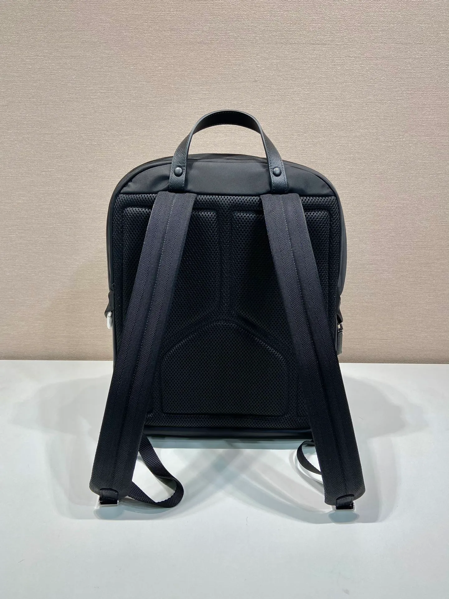 💰1320, a new backpack from P family, 2VZ104 triangle logo 👏👏Original item, nylon material, adjustable strap, fabric Saffiano leather handle on the back, zipper closure, two zippered outer pockets, nylon lining, one zippered inner pocket and one pocket sewn to the inner wall. 🎉🎉🎉Length 30×Height 39×Bottom 15cm👍👍👍