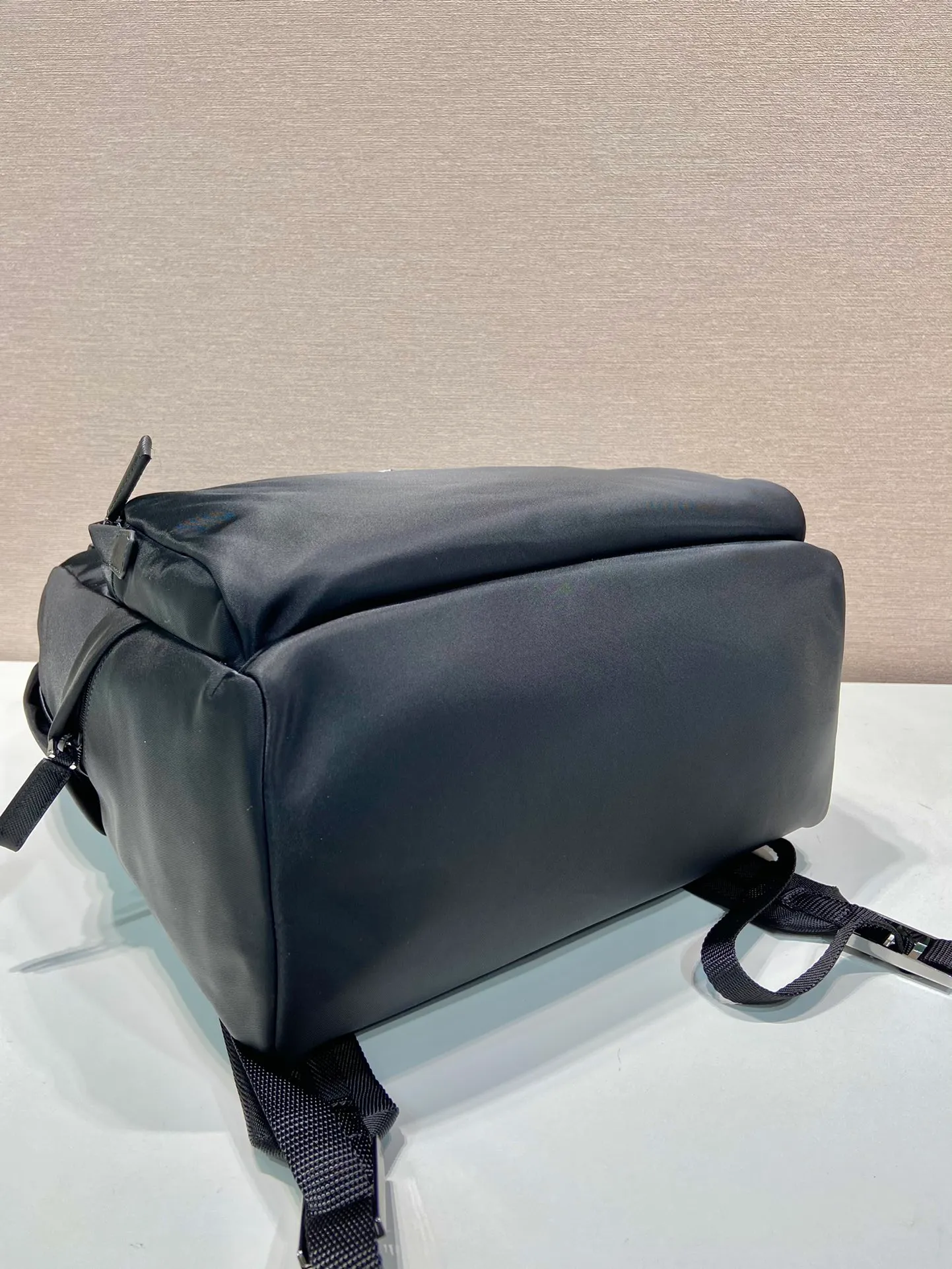 💰1320, a new backpack from P family, 2VZ104 triangle logo 👏👏Original item, nylon material, adjustable strap, fabric Saffiano leather handle on the back, zipper closure, two zippered outer pockets, nylon lining, one zippered inner pocket and one pocket sewn to the inner wall. 🎉🎉🎉Length 30×Height 39×Bottom 15cm👍👍👍