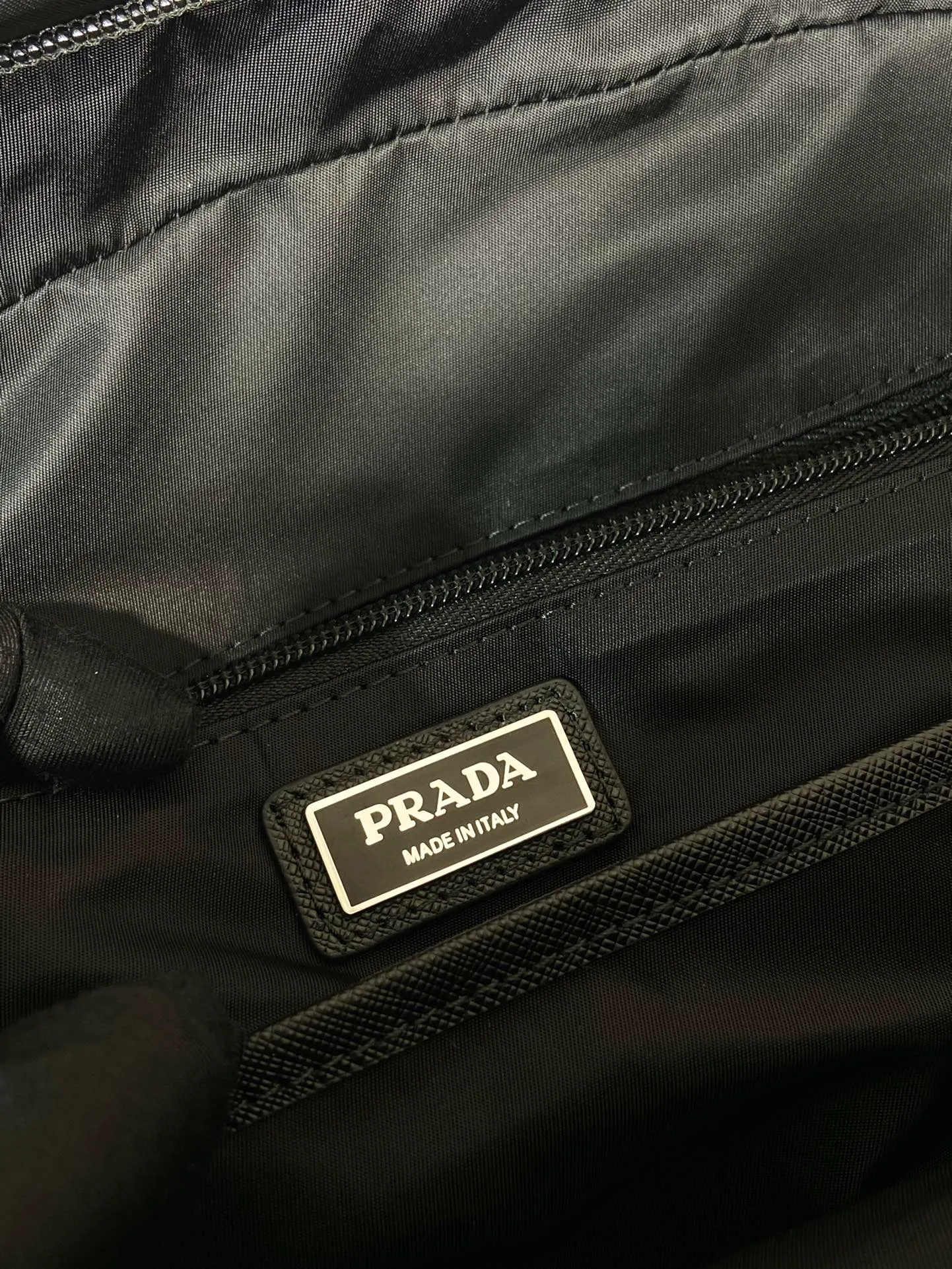 💰1320, a new backpack from P family, 2VZ104 triangle logo 👏👏Original item, nylon material, adjustable strap, fabric Saffiano leather handle on the back, zipper closure, two zippered outer pockets, nylon lining, one zippered inner pocket and one pocket sewn to the inner wall. 🎉🎉🎉Length 30×Height 39×Bottom 15cm👍👍👍