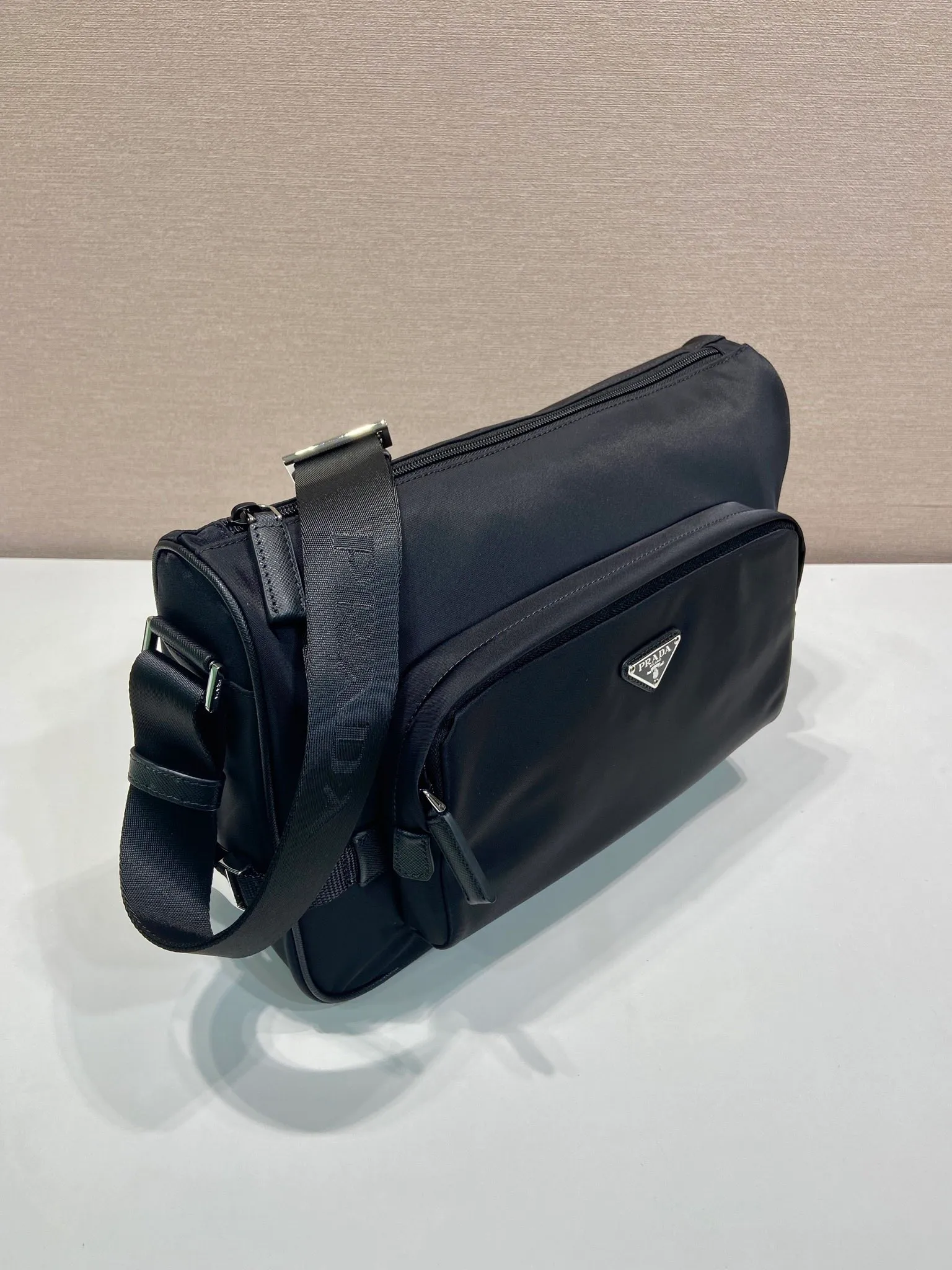 💰1120🎉New Messenger Bag🎉🎉2VH191 Large🎉🎉 The sporty functionality of this shoulder bag is defined by clean lines and practical, modern details. The body of the bag is made of innovative Re-Nylon regenerated nylon material, with Saffiano cow leather details, adding a unique and refined atmosphere. The versatile style combines iconic elements and is decorated with an enameled metal triangle logo. It has a large capacity and is a timeless hot style. Get it now🎉🎉 Length 35x Height 22x Bottom 12cm🎉🎉🎉💰💰💰