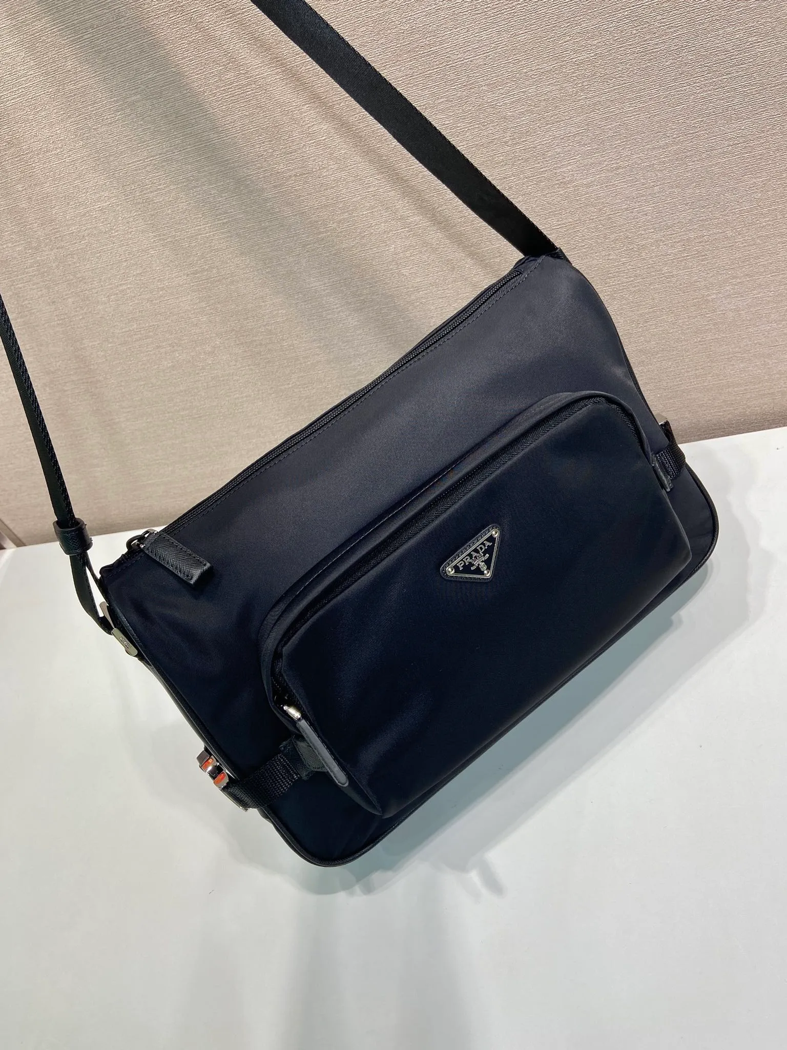 💰1120🎉New Messenger Bag🎉🎉2VH191 Large🎉🎉 The sporty functionality of this shoulder bag is defined by clean lines and practical, modern details. The body of the bag is made of innovative Re-Nylon regenerated nylon material, with Saffiano cow leather details, adding a unique and refined atmosphere. The versatile style combines iconic elements and is decorated with an enameled metal triangle logo. It has a large capacity and is a timeless hot style. Get it now🎉🎉 Length 35x Height 22x Bottom 12cm🎉🎉🎉💰💰💰