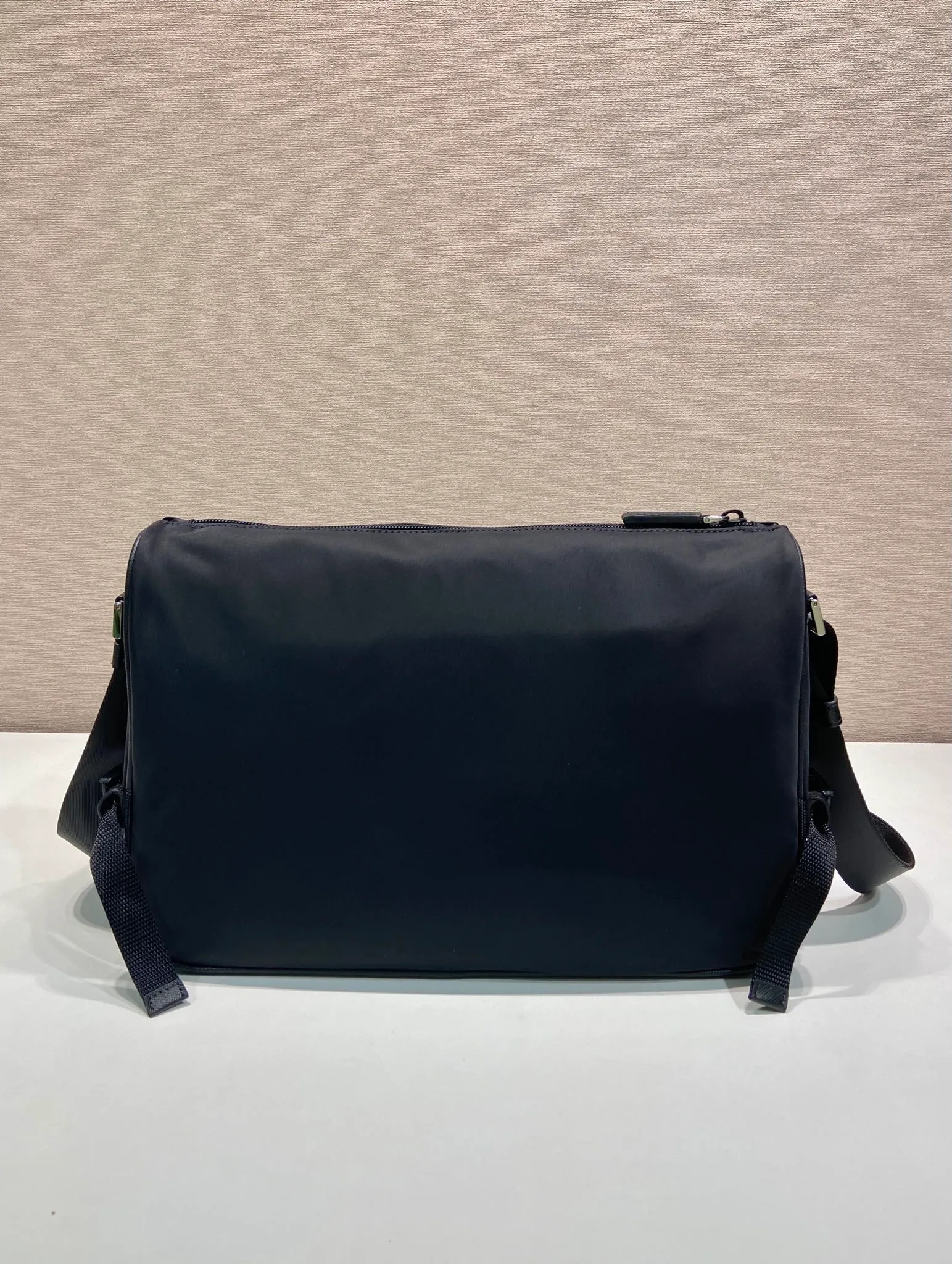 💰1120🎉New Messenger Bag🎉🎉2VH191 Large🎉🎉 The sporty functionality of this shoulder bag is defined by clean lines and practical, modern details. The body of the bag is made of innovative Re-Nylon regenerated nylon material, with Saffiano cow leather details, adding a unique and refined atmosphere. The versatile style combines iconic elements and is decorated with an enameled metal triangle logo. It has a large capacity and is a timeless hot style. Get it now🎉🎉 Length 35x Height 22x Bottom 12cm🎉🎉🎉💰💰💰