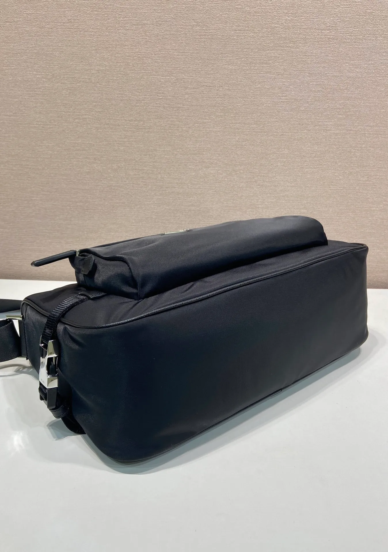 💰1120🎉New Messenger Bag🎉🎉2VH191 Large🎉🎉 The sporty functionality of this shoulder bag is defined by clean lines and practical, modern details. The body of the bag is made of innovative Re-Nylon regenerated nylon material, with Saffiano cow leather details, adding a unique and refined atmosphere. The versatile style combines iconic elements and is decorated with an enameled metal triangle logo. It has a large capacity and is a timeless hot style. Get it now🎉🎉 Length 35x Height 22x Bottom 12cm🎉🎉🎉💰💰💰