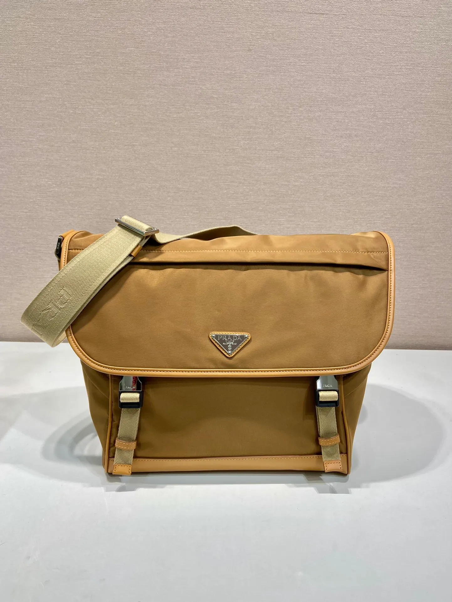 💰1460🎉New messenger bag🎉🎉2VD052A large new color🎉🎉 This messenger bag is designed with Re-Nylon recycled nylon fabric, with contrasting calfskin, flap and snap closure, three external zipper pockets, internal zipper pocket and patch pocket. It has a large capacity and is a hit that will never go out of style. Handsome guys, hurry up and get in🎉🎉92698750 Length 30x Height 27.5x Bottom 14.5cm🎉🎉🎉🍊🍊🍊