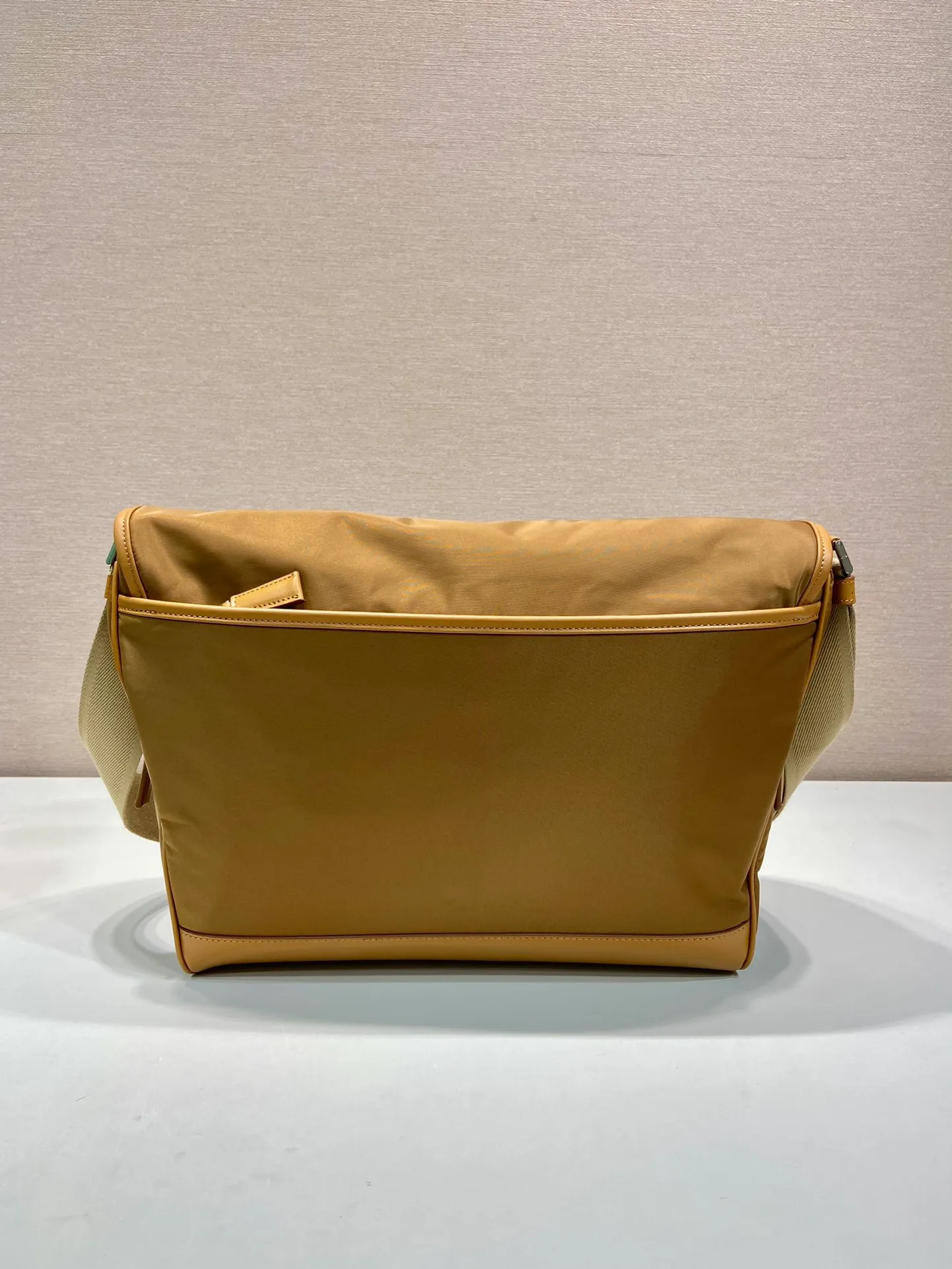 💰1460🎉New messenger bag🎉🎉2VD052A large new color🎉🎉 This messenger bag is designed with Re-Nylon recycled nylon fabric, with contrasting calfskin, flap and snap closure, three external zipper pockets, internal zipper pocket and patch pocket. It has a large capacity and is a hit that will never go out of style. Handsome guys, hurry up and get in🎉🎉92698750 Length 30x Height 27.5x Bottom 14.5cm🎉🎉🎉🍊🍊🍊