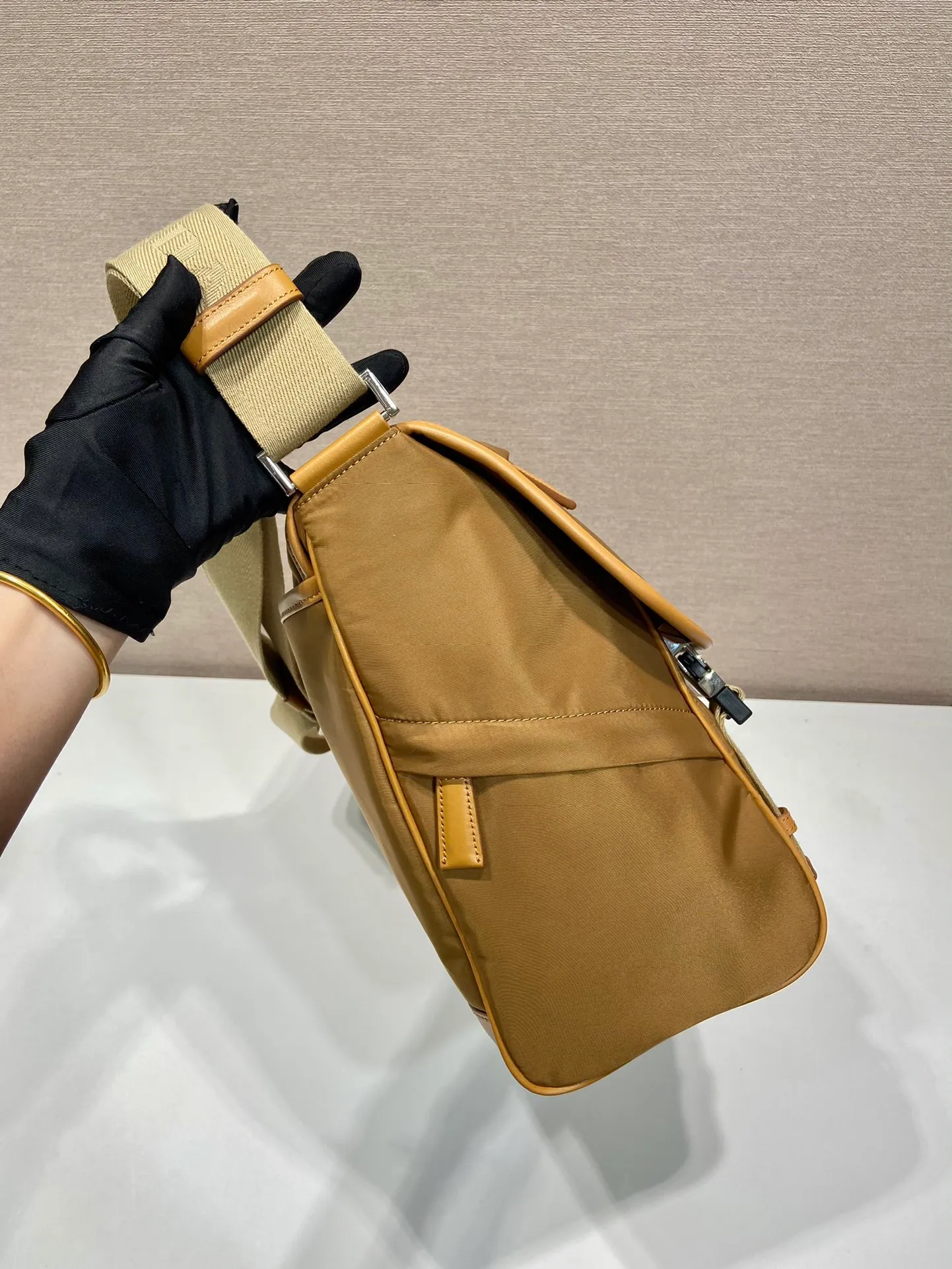 💰1460🎉New messenger bag🎉🎉2VD052A large new color🎉🎉 This messenger bag is designed with Re-Nylon recycled nylon fabric, with contrasting calfskin, flap and snap closure, three external zipper pockets, internal zipper pocket and patch pocket. It has a large capacity and is a hit that will never go out of style. Handsome guys, hurry up and get in🎉🎉92698750 Length 30x Height 27.5x Bottom 14.5cm🎉🎉🎉🍊🍊🍊