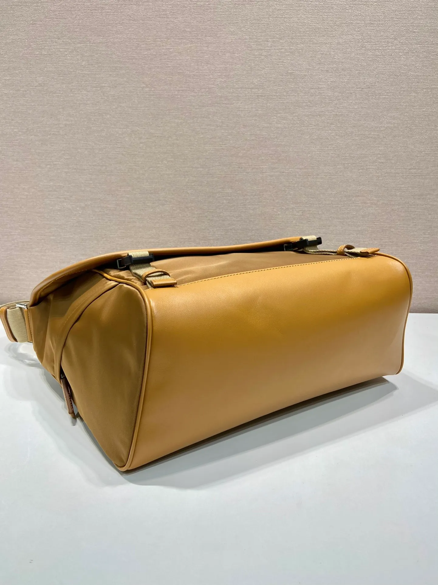 💰1460🎉New messenger bag🎉🎉2VD052A large new color🎉🎉 This messenger bag is designed with Re-Nylon recycled nylon fabric, with contrasting calfskin, flap and snap closure, three external zipper pockets, internal zipper pocket and patch pocket. It has a large capacity and is a hit that will never go out of style. Handsome guys, hurry up and get in🎉🎉92698750 Length 30x Height 27.5x Bottom 14.5cm🎉🎉🎉🍊🍊🍊