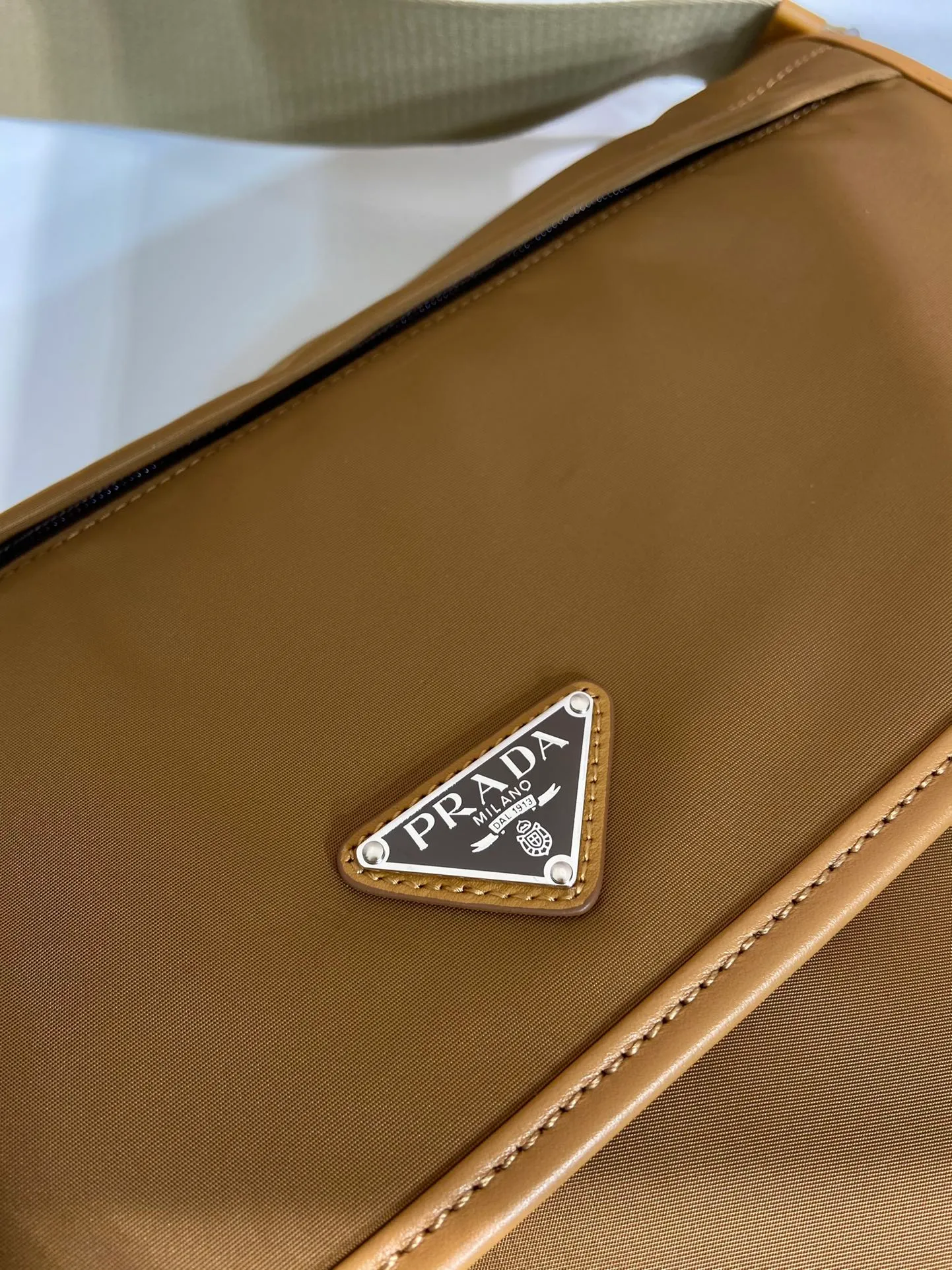 💰1460🎉New messenger bag🎉🎉2VD052A large new color🎉🎉 This messenger bag is designed with Re-Nylon recycled nylon fabric, with contrasting calfskin, flap and snap closure, three external zipper pockets, internal zipper pocket and patch pocket. It has a large capacity and is a hit that will never go out of style. Handsome guys, hurry up and get in🎉🎉92698750 Length 30x Height 27.5x Bottom 14.5cm🎉🎉🎉🍊🍊🍊