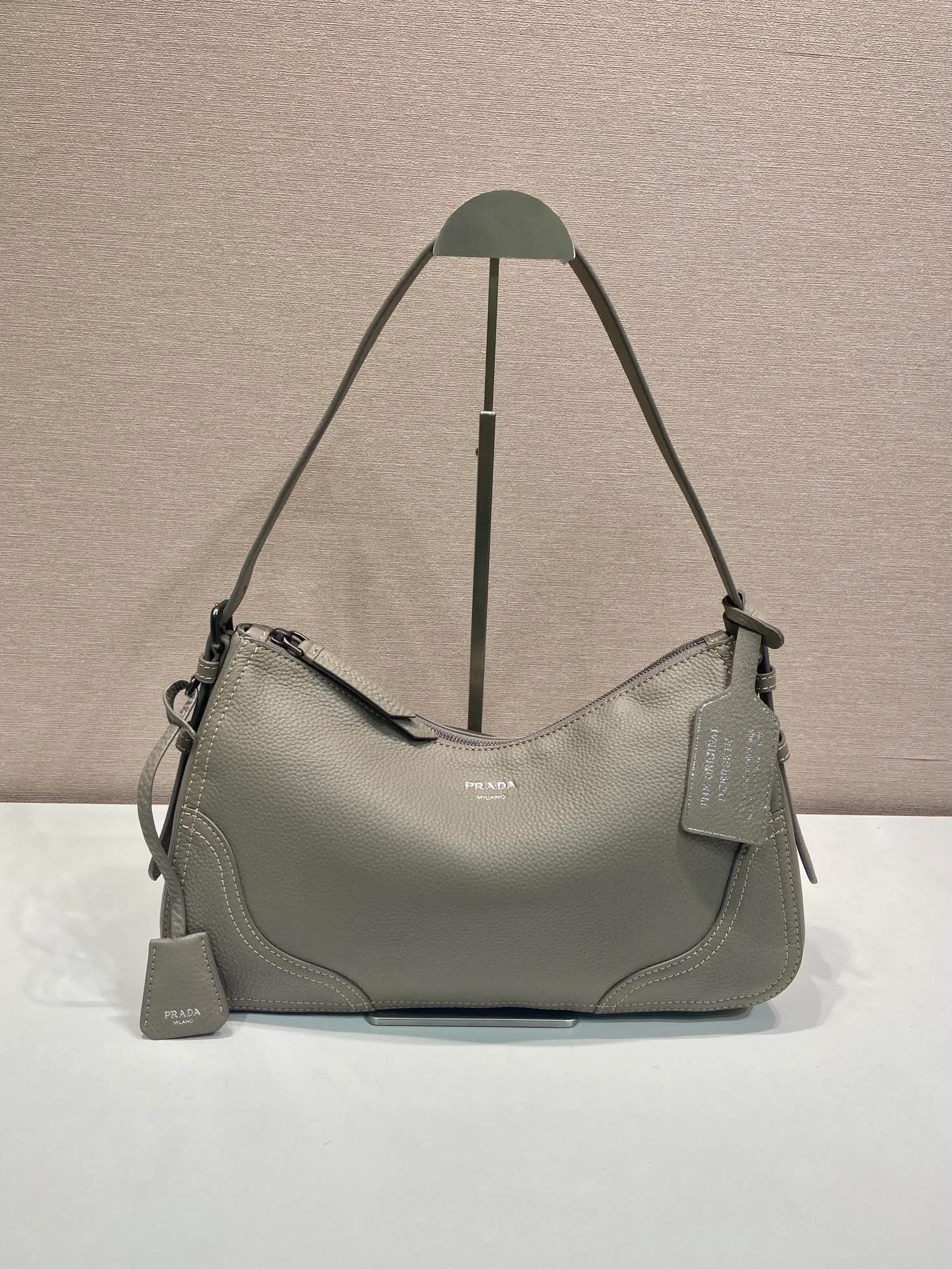 💰1760🎉New🎉1BC280🎉🎉 This new interpretation of the iconic Aimée bag celebrates the P family’s heritage with a design reminiscent of a travel theme. The unique hobo silhouette adds a new element, as the leather is richly textured and exhibits fine, irregular textures for a natural and refined effect. Reinforced corners inspired by travel bags highlight the craftsmanship and timeless character of this style. Detachable keychain/hot tag with large capacity and a popular style that will never go out of style🎉🎉Babies, hurry up and get it🎉🎉 Length 36x Height 20x Bottom 11cm🎉🎉💰💰💰