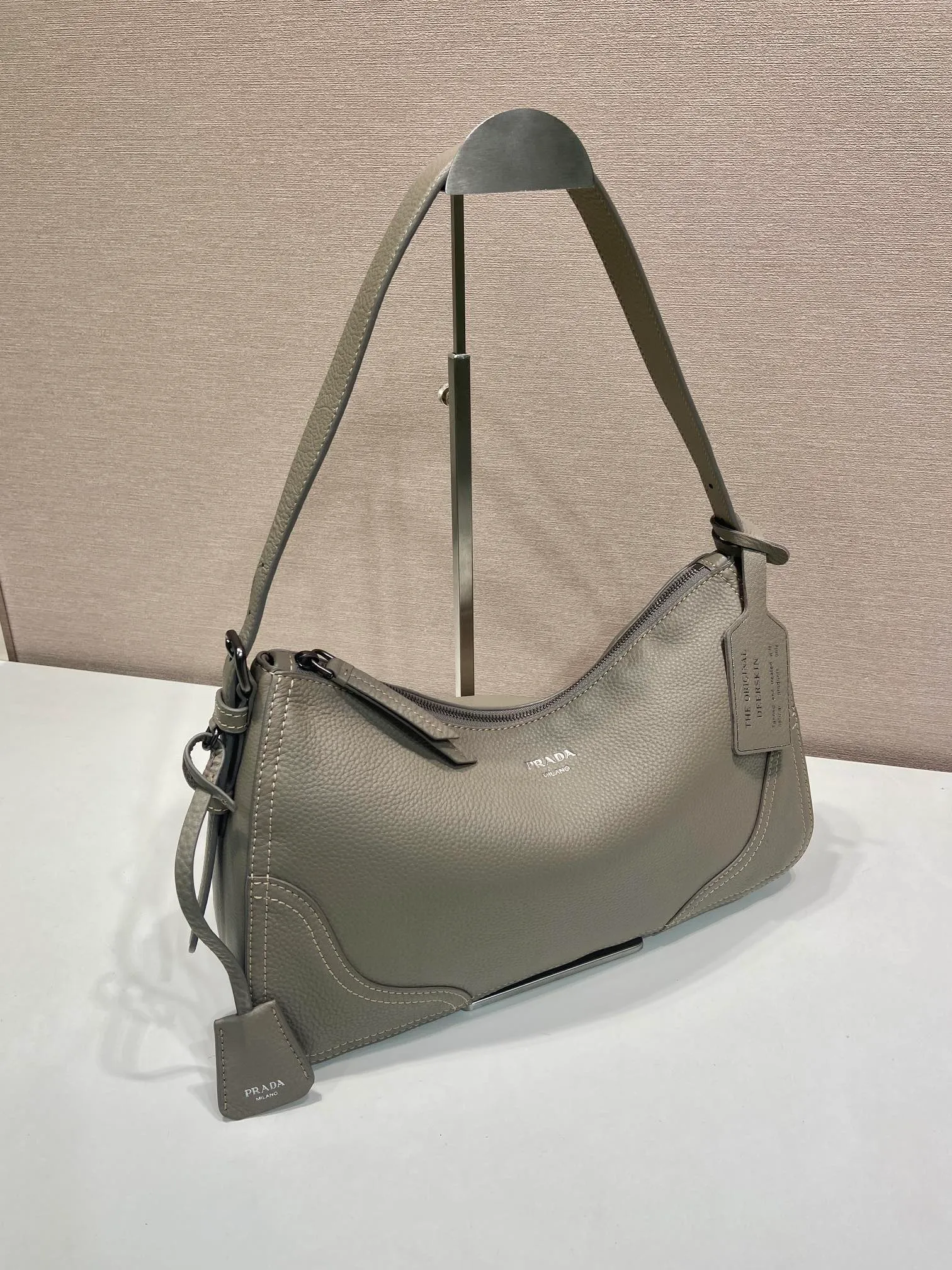 💰1760🎉New🎉1BC280🎉🎉 This new interpretation of the iconic Aimée bag celebrates the P family’s heritage with a design reminiscent of a travel theme. The unique hobo silhouette adds a new element, as the leather is richly textured and exhibits fine, irregular textures for a natural and refined effect. Reinforced corners inspired by travel bags highlight the craftsmanship and timeless character of this style. Detachable keychain/hot tag with large capacity and a popular style that will never go out of style🎉🎉Babies, hurry up and get it🎉🎉 Length 36x Height 20x Bottom 11cm🎉🎉💰💰💰