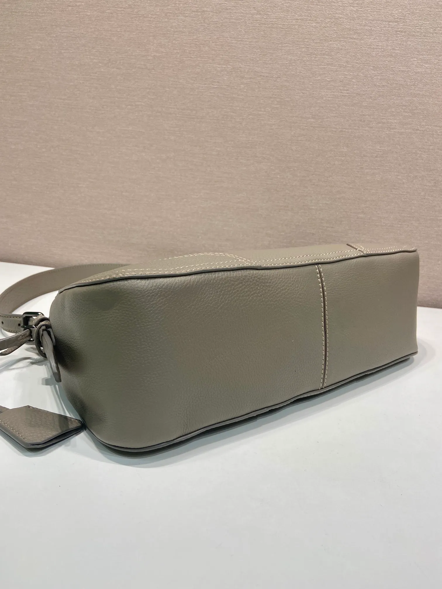 💰1760🎉New🎉1BC280🎉🎉 This new interpretation of the iconic Aimée bag celebrates the P family’s heritage with a design reminiscent of a travel theme. The unique hobo silhouette adds a new element, as the leather is richly textured and exhibits fine, irregular textures for a natural and refined effect. Reinforced corners inspired by travel bags highlight the craftsmanship and timeless character of this style. Detachable keychain/hot tag with large capacity and a popular style that will never go out of style🎉🎉Babies, hurry up and get it🎉🎉 Length 36x Height 20x Bottom 11cm🎉🎉💰💰💰