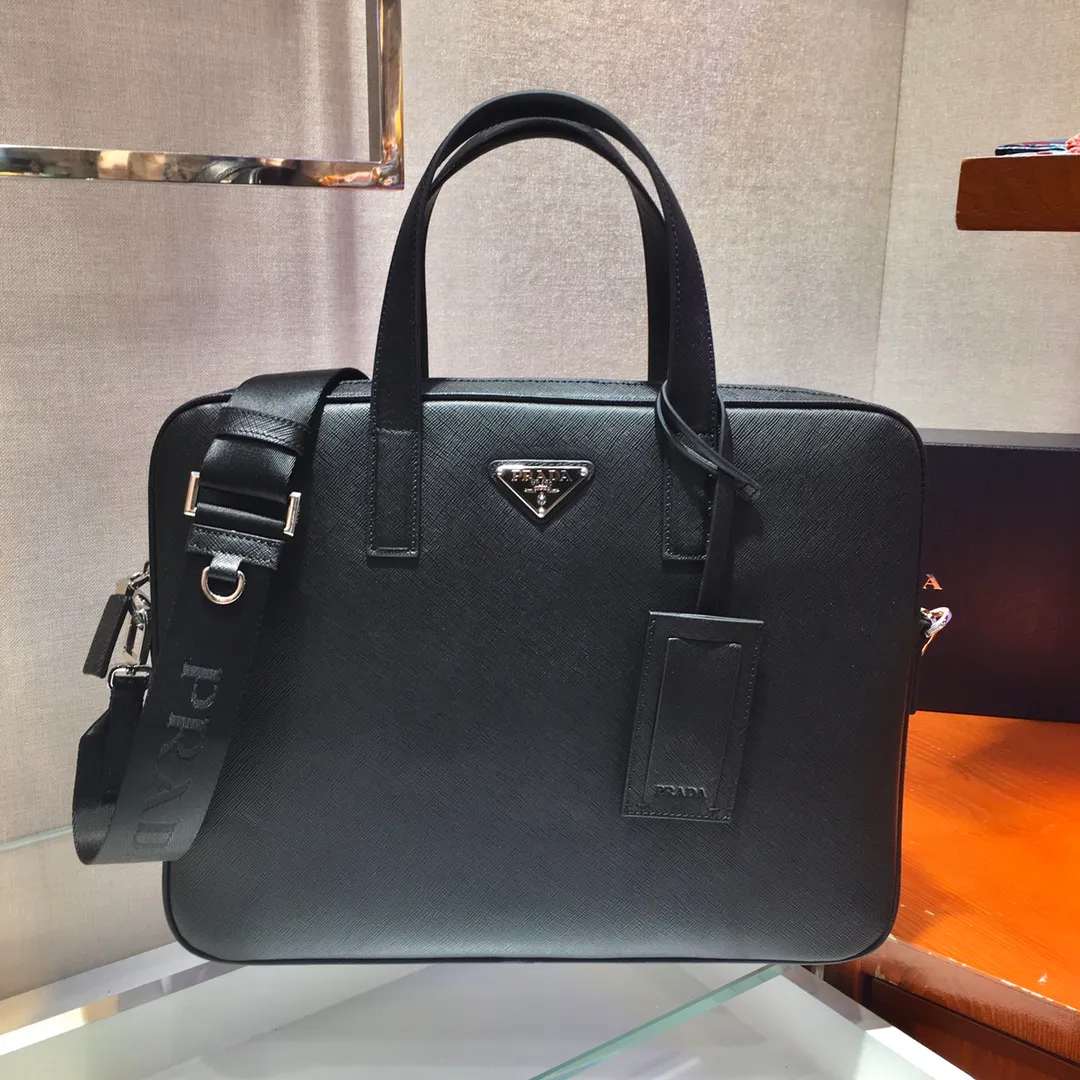 💰1860🎉New briefcase🎉2VE368🎉 Made of imported Saffiano cross-grain cowhide, detachable and adjustable nylon shoulder strap design, looks more fashionable, metal accessories and titanium zippers Functional interior compartments: two pockets, one of which is zippered; two leather sliding pockets on the body, this briefcase is designed to be very practical👍👍Men, hurry up and get it💪💪 Length 36 Height 28 Base 4cm
