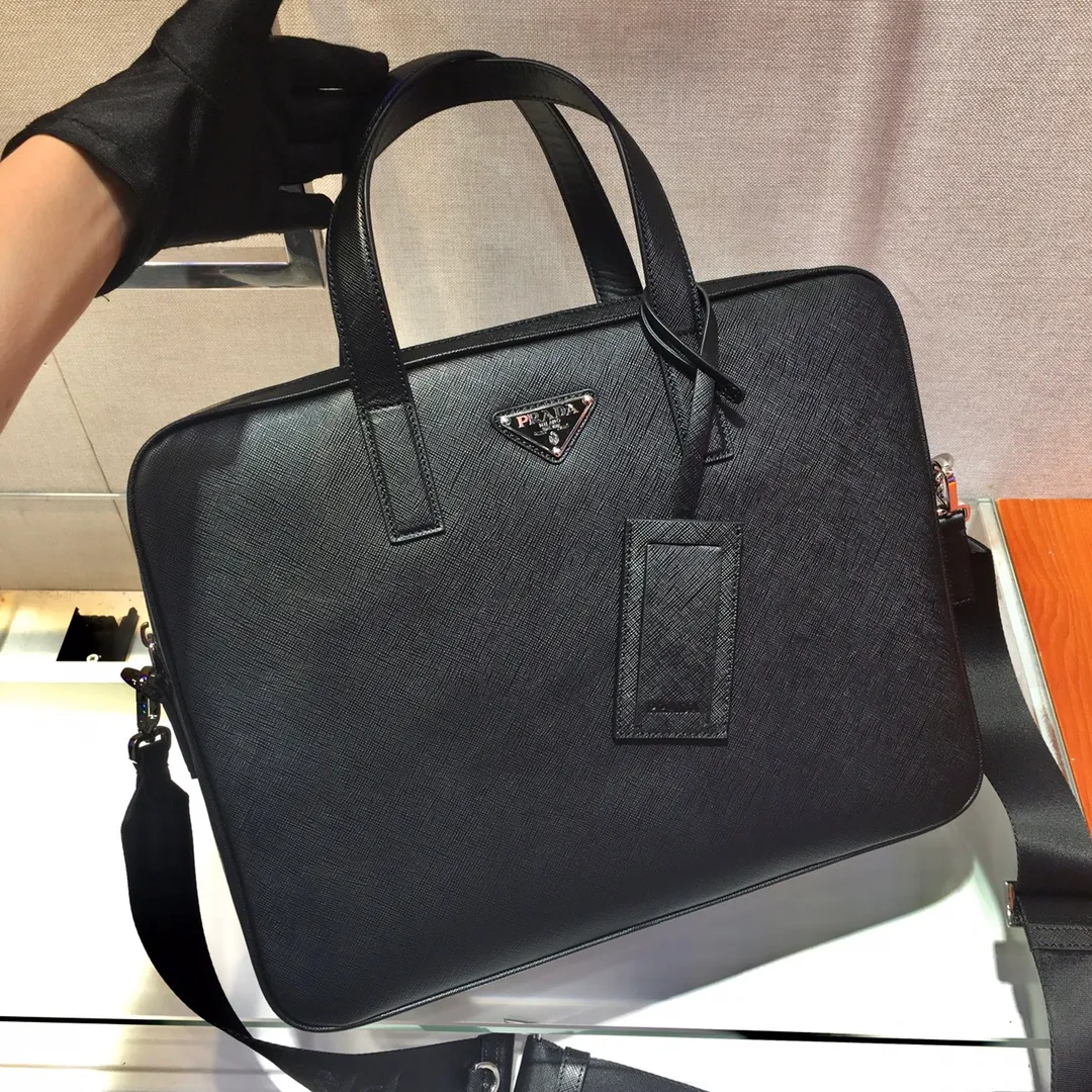 💰1860🎉New briefcase🎉2VE368🎉 Made of imported Saffiano cross-grain cowhide, detachable and adjustable nylon shoulder strap design, looks more fashionable, metal accessories and titanium zippers Functional interior compartments: two pockets, one of which is zippered; two leather sliding pockets on the body, this briefcase is designed to be very practical👍👍Men, hurry up and get it💪💪 Length 36 Height 28 Base 4cm