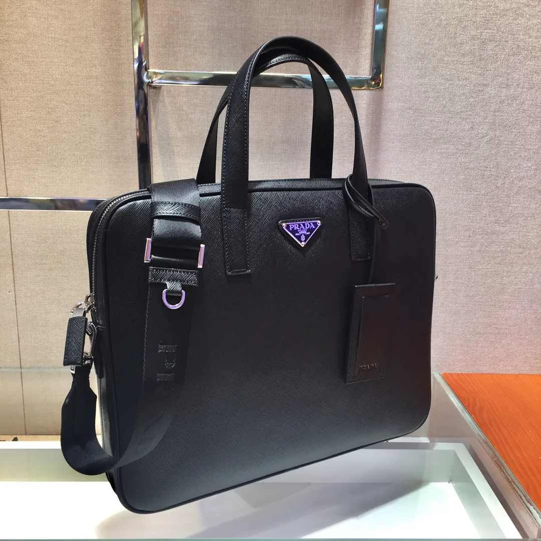 💰1860🎉New briefcase🎉2VE368🎉 Made of imported Saffiano cross-grain cowhide, detachable and adjustable nylon shoulder strap design, looks more fashionable, metal accessories and titanium zippers Functional interior compartments: two pockets, one of which is zippered; two leather sliding pockets on the body, this briefcase is designed to be very practical👍👍Men, hurry up and get it💪💪 Length 36 Height 28 Base 4cm