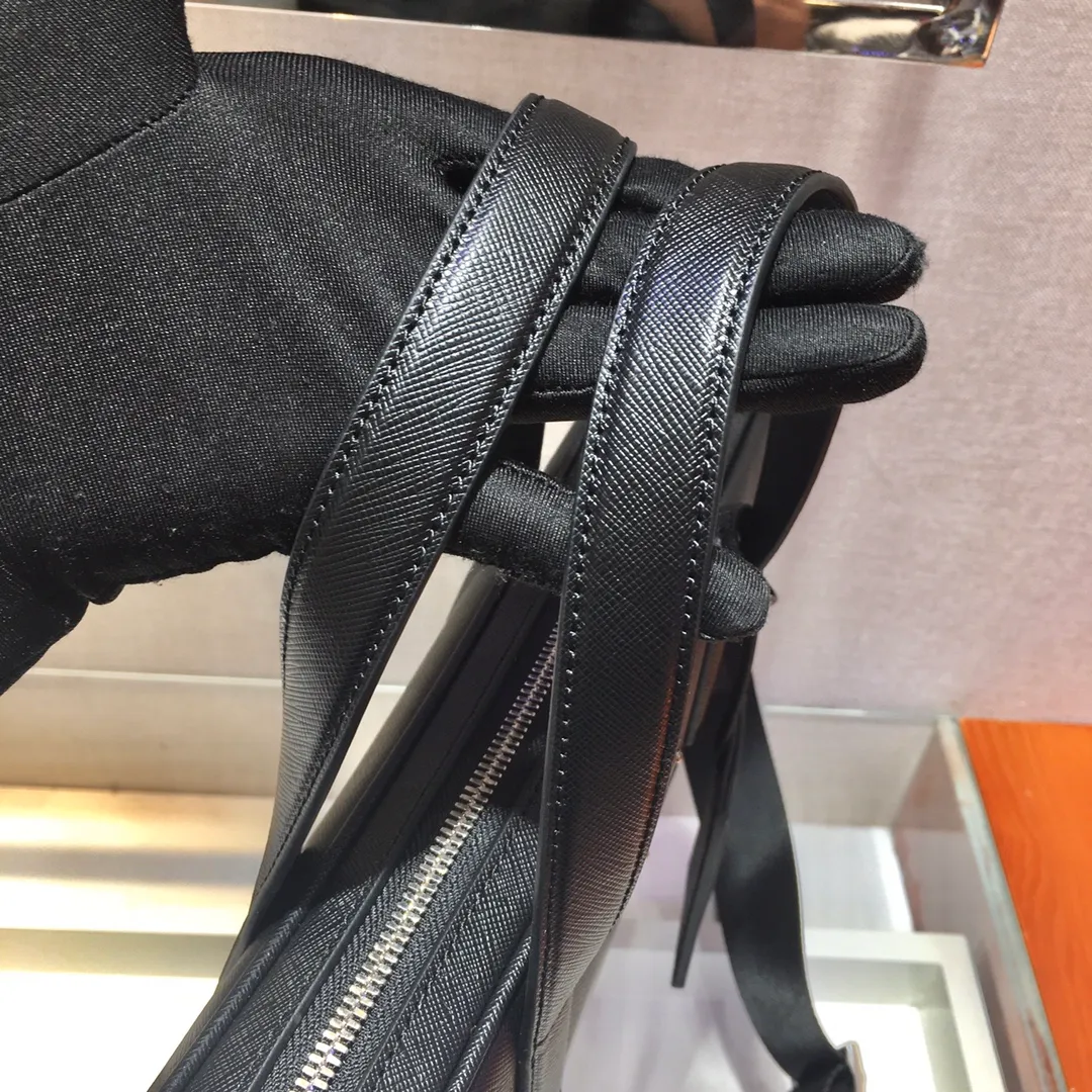 💰1860🎉New briefcase🎉2VE368🎉 Made of imported Saffiano cross-grain cowhide, detachable and adjustable nylon shoulder strap design, looks more fashionable, metal accessories and titanium zippers Functional interior compartments: two pockets, one of which is zippered; two leather sliding pockets on the body, this briefcase is designed to be very practical👍👍Men, hurry up and get it💪💪 Length 36 Height 28 Base 4cm