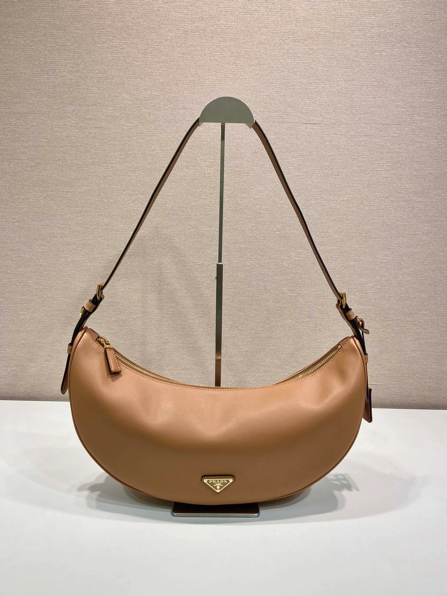 💰1660🎉New product🎉1BC255 armpit bag🎉🎉 This leather handbag adopts a soft and lightweight design and reinterprets the classic crescent shape. The graceful arc outlines the Oversize volume, making it a versatile accessory with ample space. The adjustable handle makes it easy to carry on the shoulder or cross-body. Exquisite and modern, large space capacity, super stylish upper body effect😘😘Babies, hurry up and get it🎉🎉 Length 42x Height 19.5x Bottom 8.5cm🎉🎉🎉💰💰💰