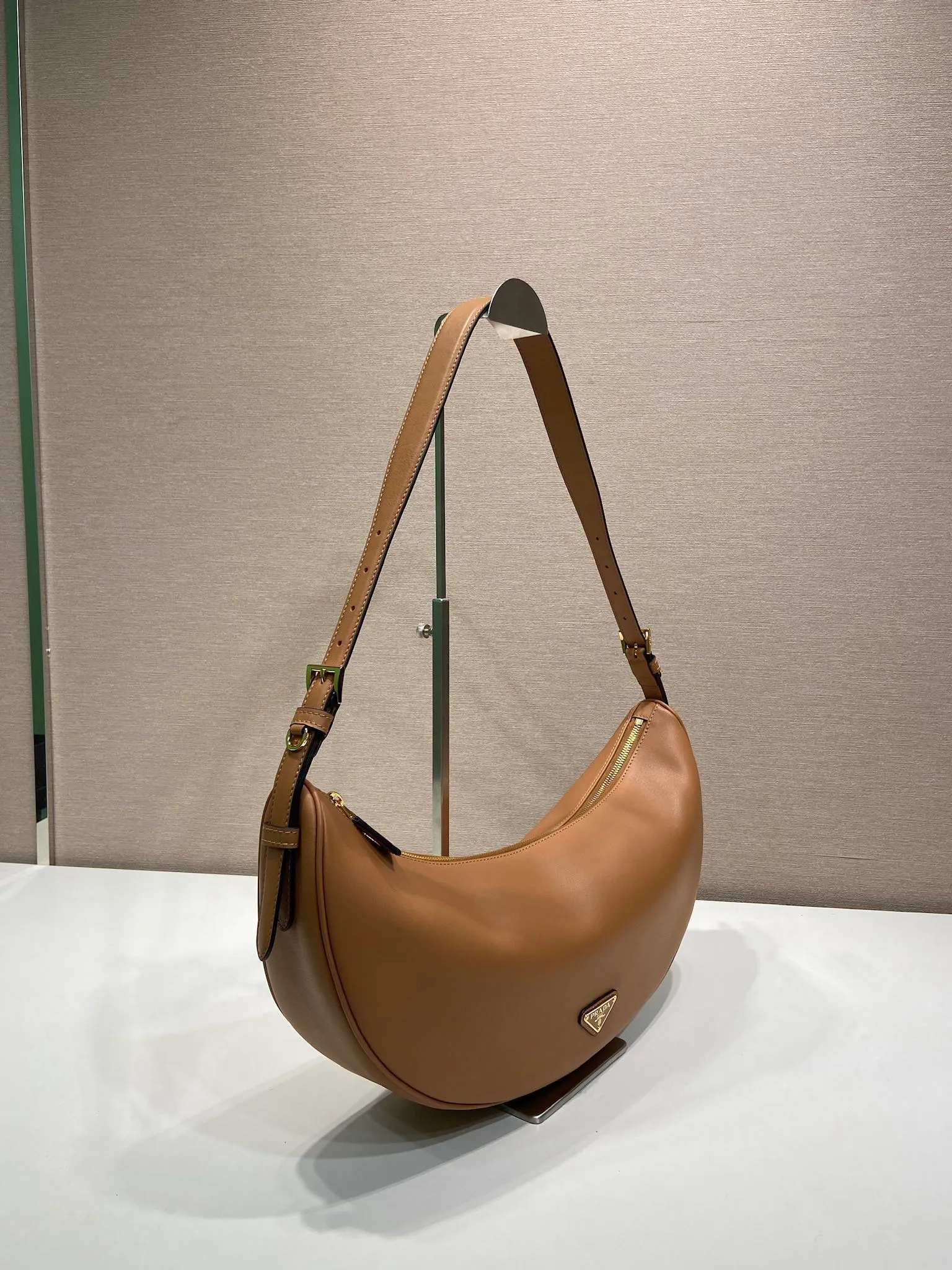 💰1660🎉New product🎉1BC255 armpit bag🎉🎉 This leather handbag adopts a soft and lightweight design and reinterprets the classic crescent shape. The graceful arc outlines the Oversize volume, making it a versatile accessory with ample space. The adjustable handle makes it easy to carry on the shoulder or cross-body. Exquisite and modern, large space capacity, super stylish upper body effect😘😘Babies, hurry up and get it🎉🎉 Length 42x Height 19.5x Bottom 8.5cm🎉🎉🎉💰💰💰