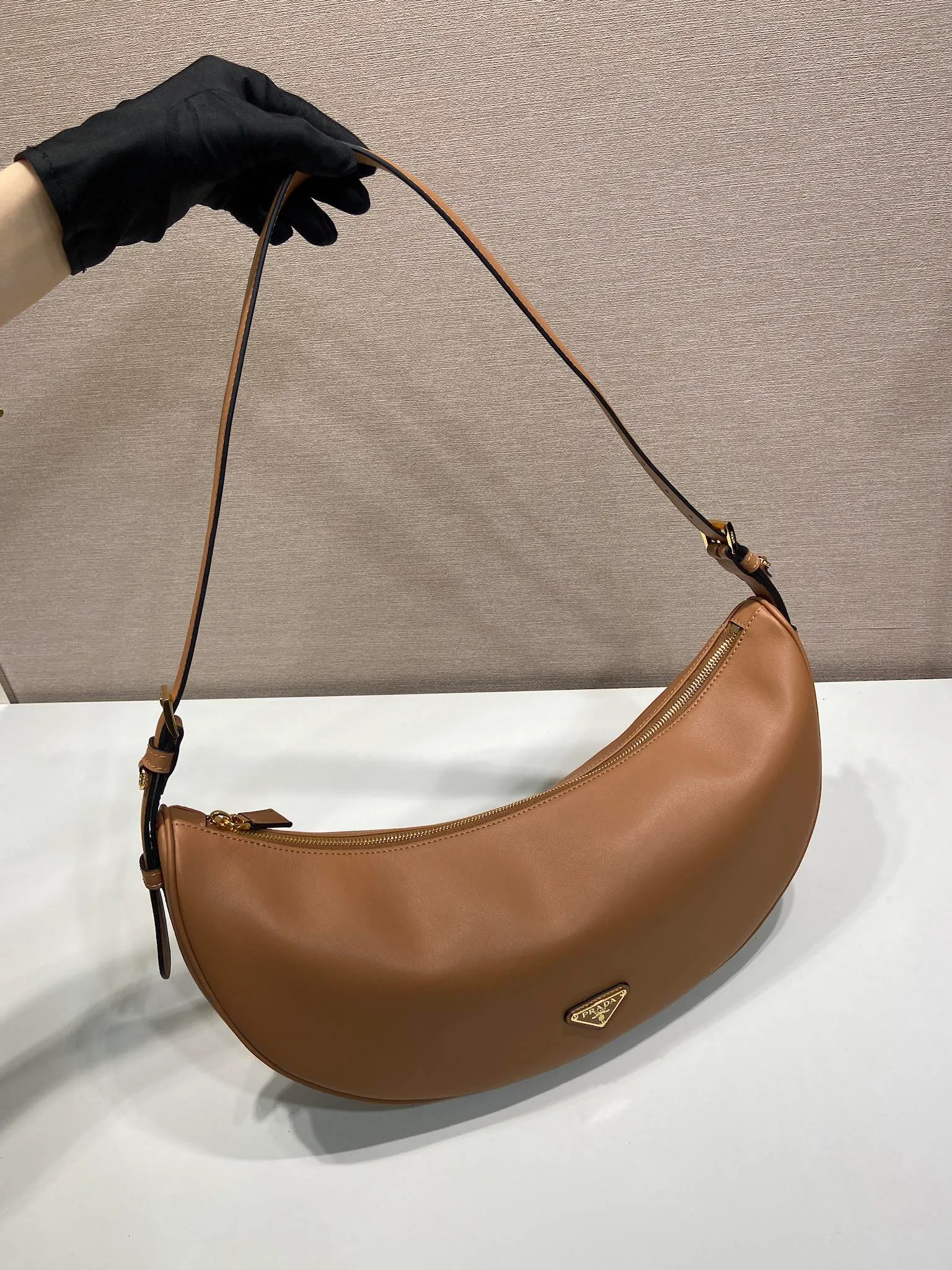 💰1660🎉New product🎉1BC255 armpit bag🎉🎉 This leather handbag adopts a soft and lightweight design and reinterprets the classic crescent shape. The graceful arc outlines the Oversize volume, making it a versatile accessory with ample space. The adjustable handle makes it easy to carry on the shoulder or cross-body. Exquisite and modern, large space capacity, super stylish upper body effect😘😘Babies, hurry up and get it🎉🎉 Length 42x Height 19.5x Bottom 8.5cm🎉🎉🎉💰💰💰