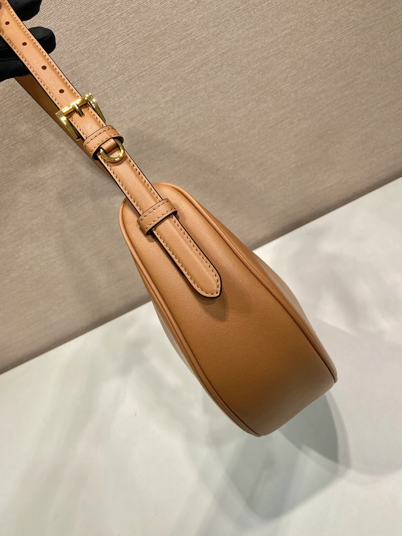 💰1660🎉New product🎉1BC255 armpit bag🎉🎉 This leather handbag adopts a soft and lightweight design and reinterprets the classic crescent shape. The graceful arc outlines the Oversize volume, making it a versatile accessory with ample space. The adjustable handle makes it easy to carry on the shoulder or cross-body. Exquisite and modern, large space capacity, super stylish upper body effect😘😘Babies, hurry up and get it🎉🎉 Length 42x Height 19.5x Bottom 8.5cm🎉🎉🎉💰💰💰
